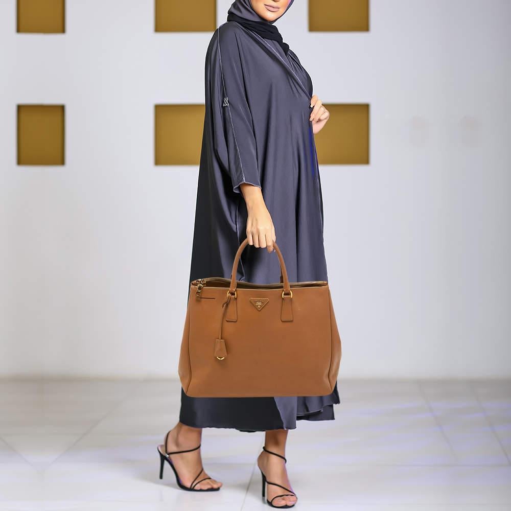 Prada Brown Saffiano Leather Large Double Zip Tote In Fair Condition In Dubai, Al Qouz 2