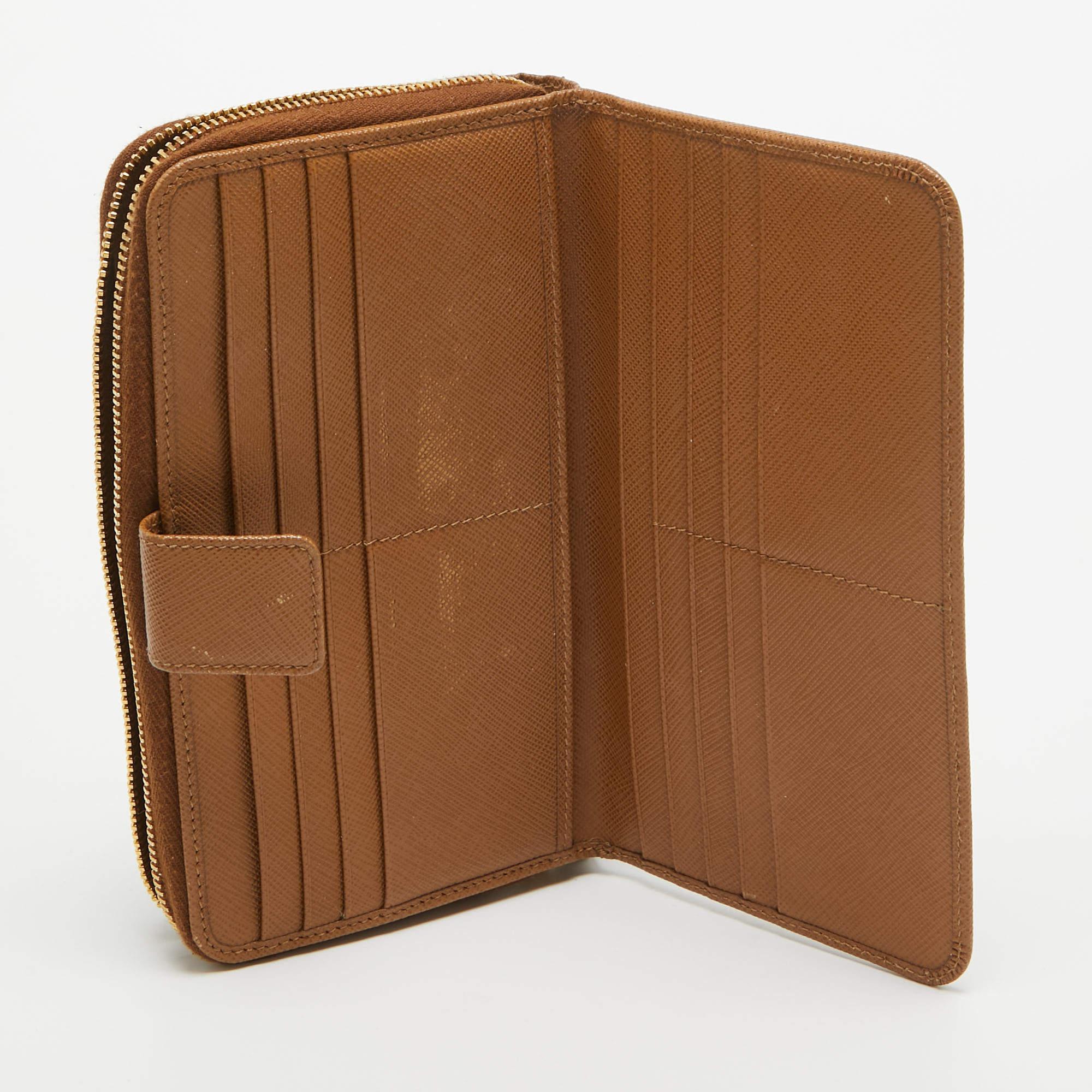 This designer wallet is an immaculate balance of sophistication and rational utility. It has been designed using prime quality materials and elevated by a sleek finish. The creation is equipped with ample space for your monetary essentials.