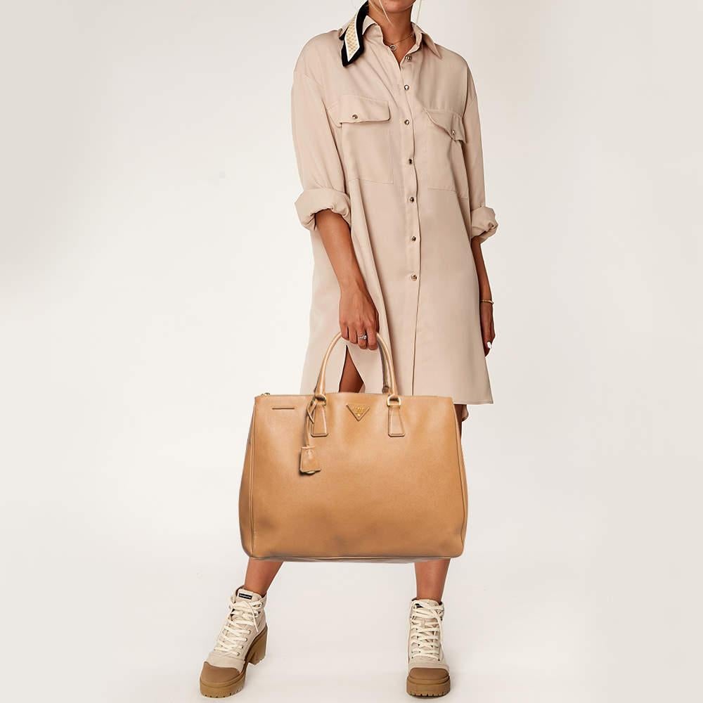 Prada - Grand sac à main Galleria en cuir Saffiano Lux - Brown en vente 9