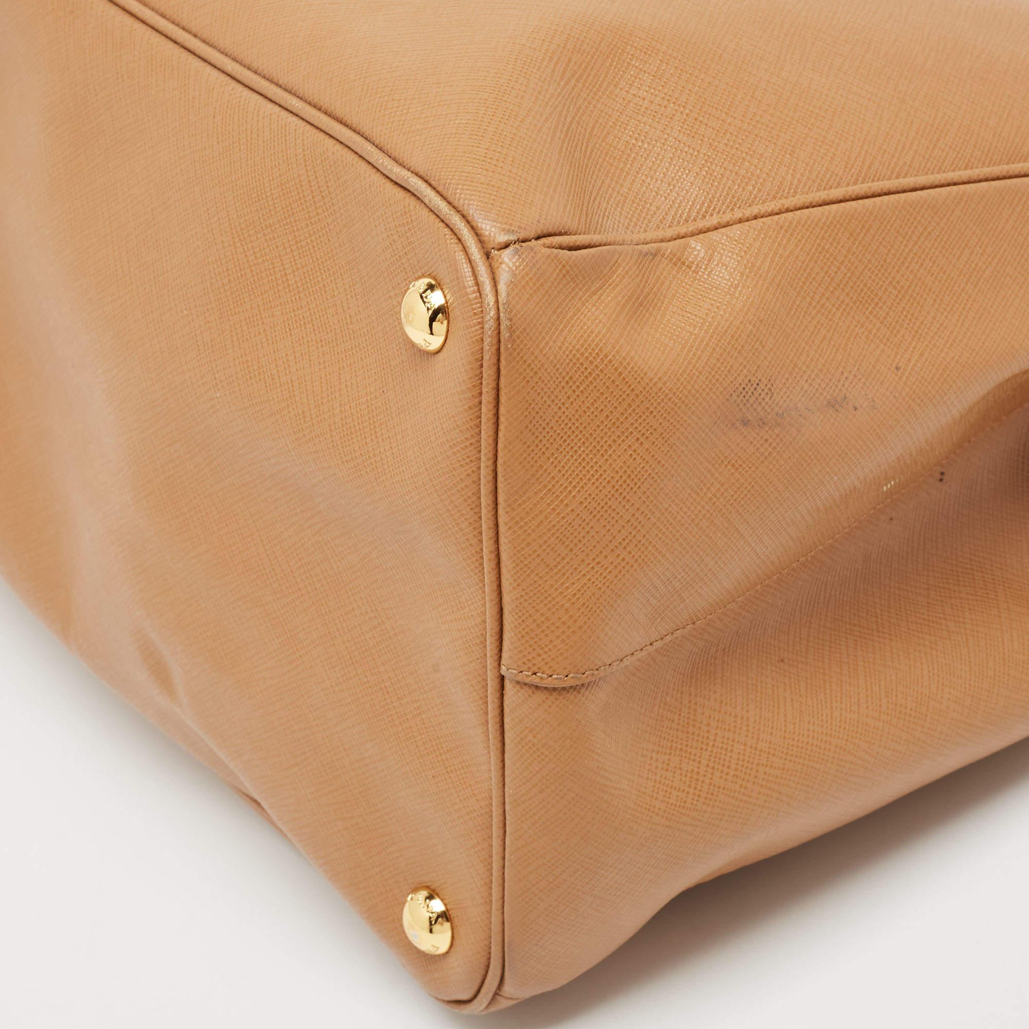 Prada - Grand sac à main Galleria en cuir Saffiano Lux - Brown en vente 10