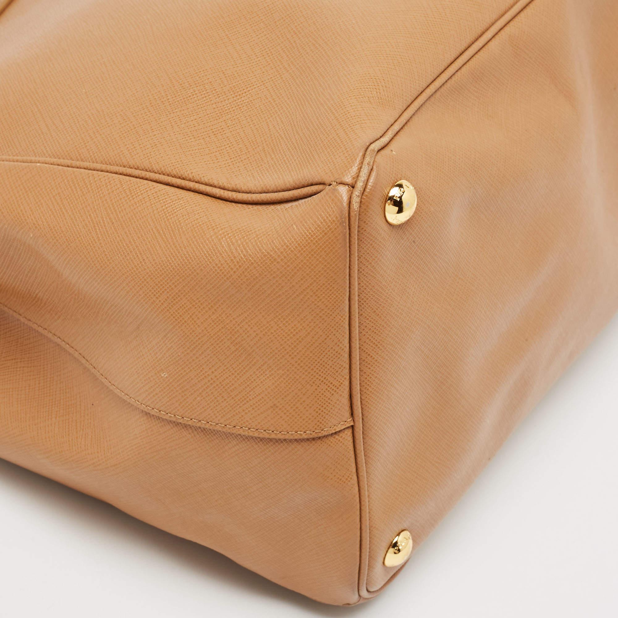 Prada - Grand sac à main Galleria en cuir Saffiano Lux - Brown en vente 11