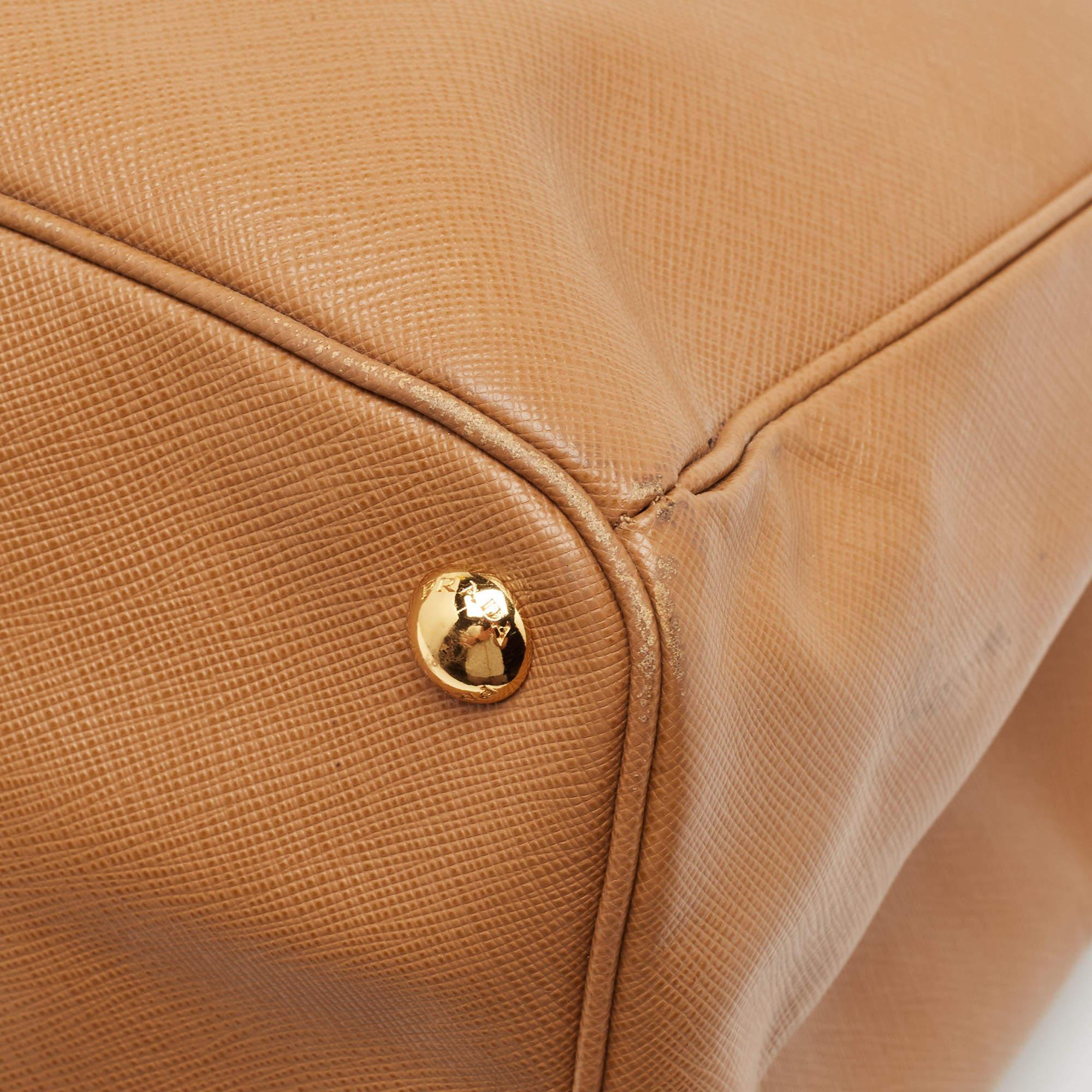 Prada - Grand sac à main Galleria en cuir Saffiano Lux - Brown Bon état - En vente à Dubai, Al Qouz 2
