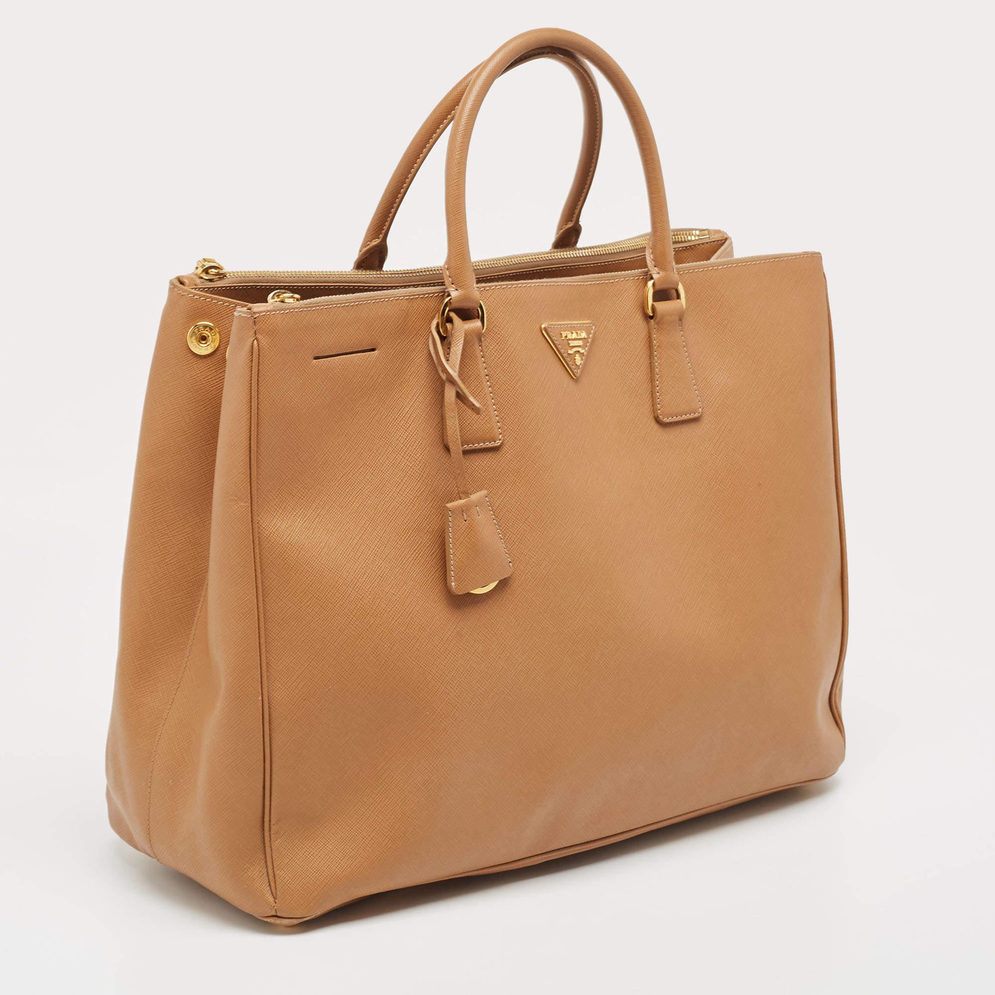 Prada - Grand sac à main Galleria en cuir Saffiano Lux - Brown Pour femmes en vente
