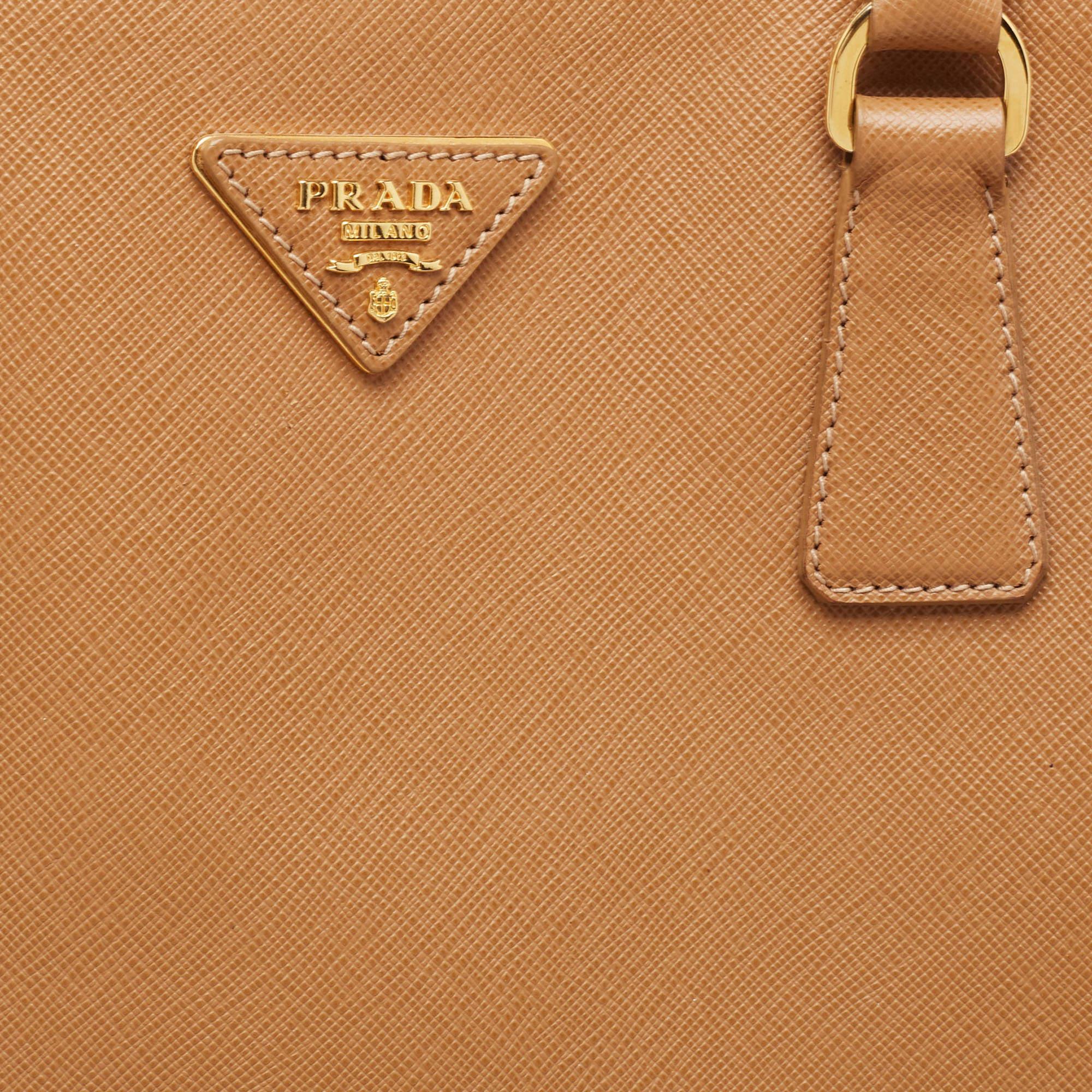 Prada - Grand sac à main Galleria en cuir Saffiano Lux - Brown en vente 1