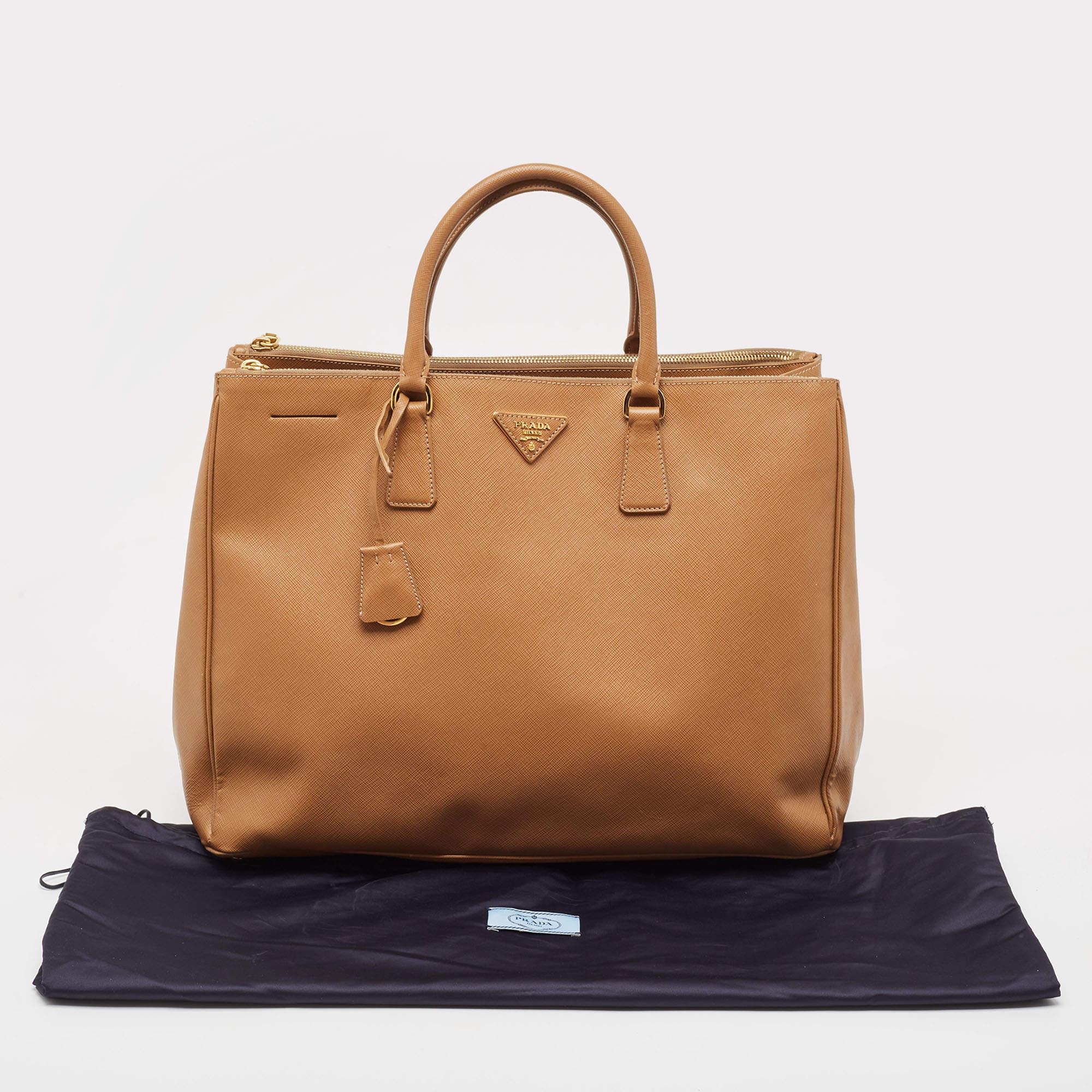 Prada - Grand sac à main Galleria en cuir Saffiano Lux - Brown en vente 3