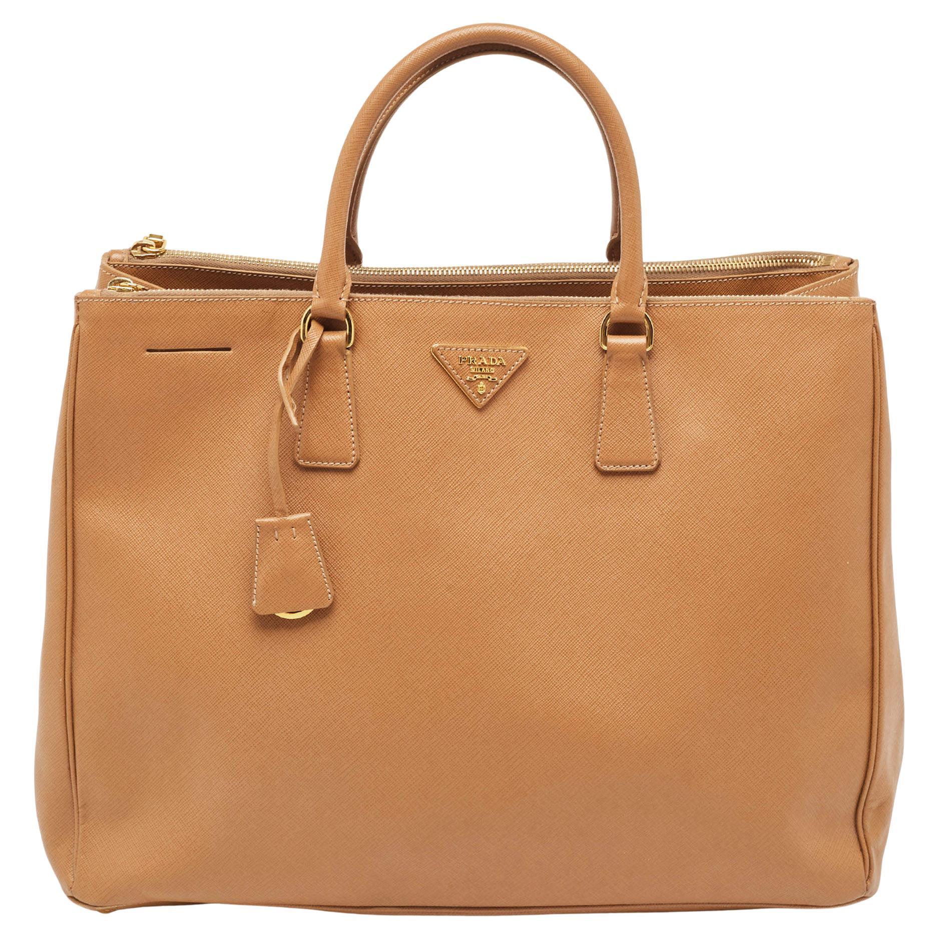 Prada - Grand sac à main Galleria en cuir Saffiano Lux - Brown en vente