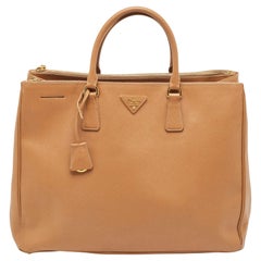 Prada - Grand sac à main Galleria en cuir Saffiano Lux - Brown