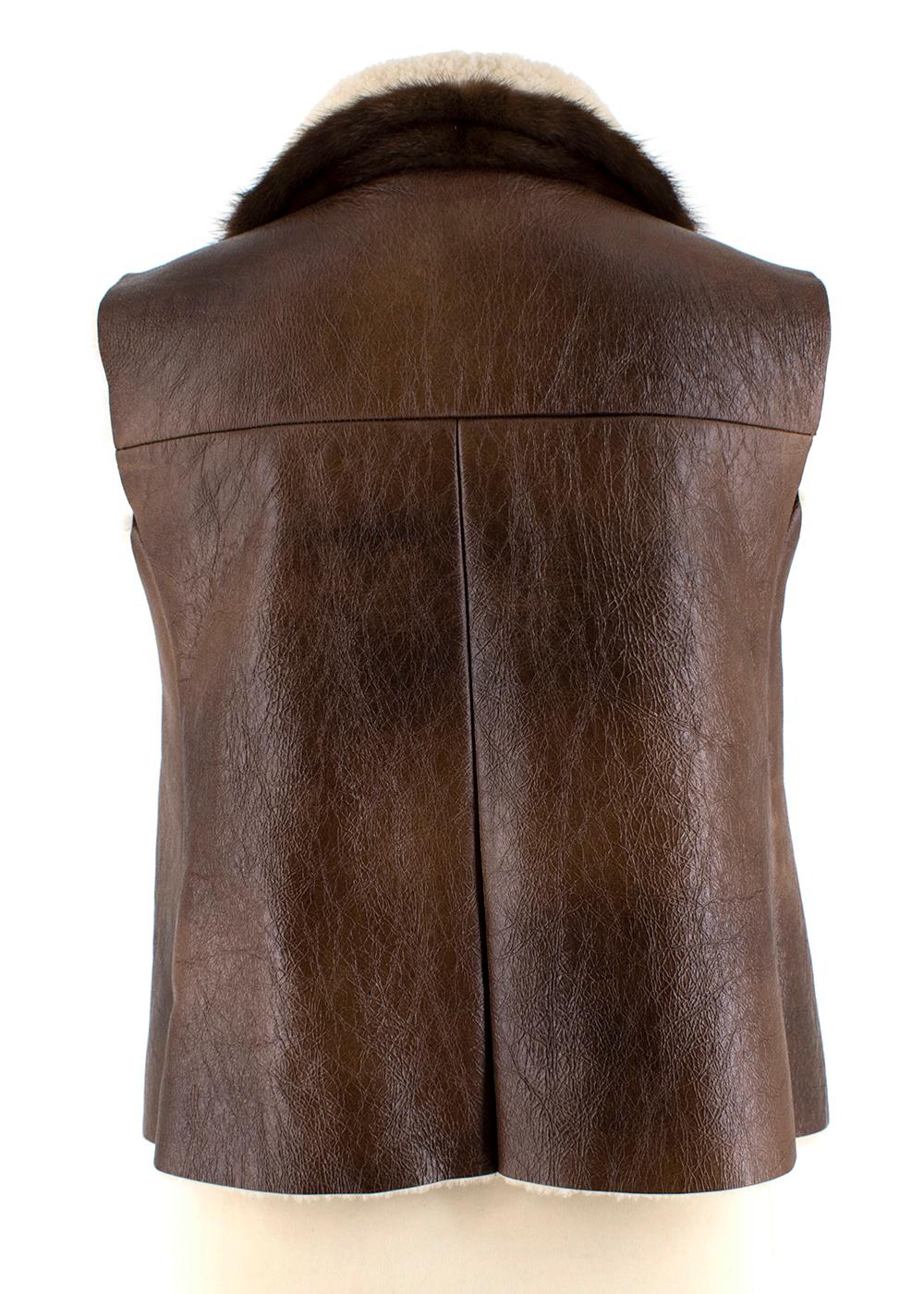 Prada Braunes, mit Shearling gefüttertes, vergoldetes Leder mit Nerzpelzbesatz - Größe US 2 im Zustand „Neu“ im Angebot in London, GB