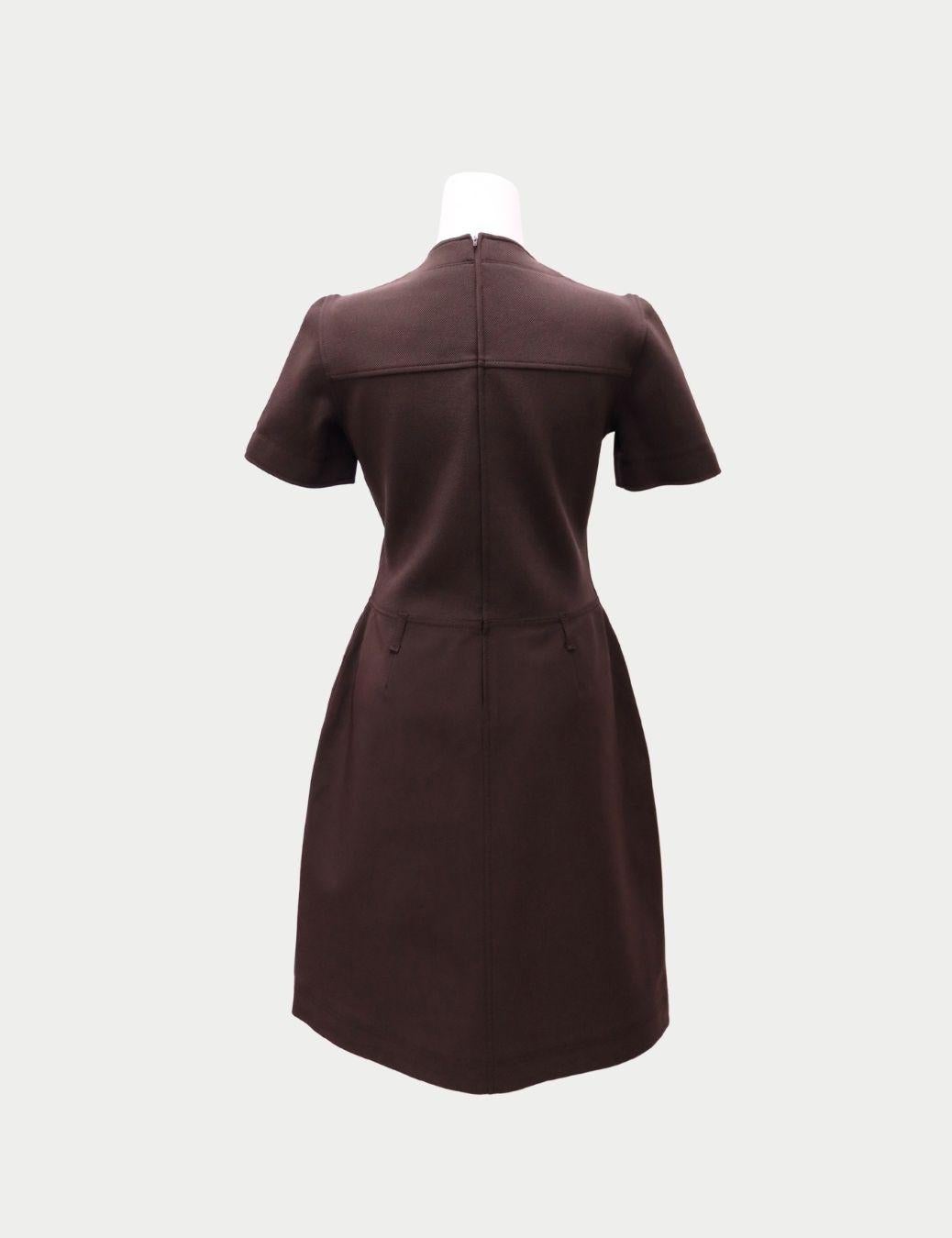 Prada Braunes kurzärmeliges Kleid in A-Linie - EU 44 im Zustand „Hervorragend“ im Angebot in Amman, JO