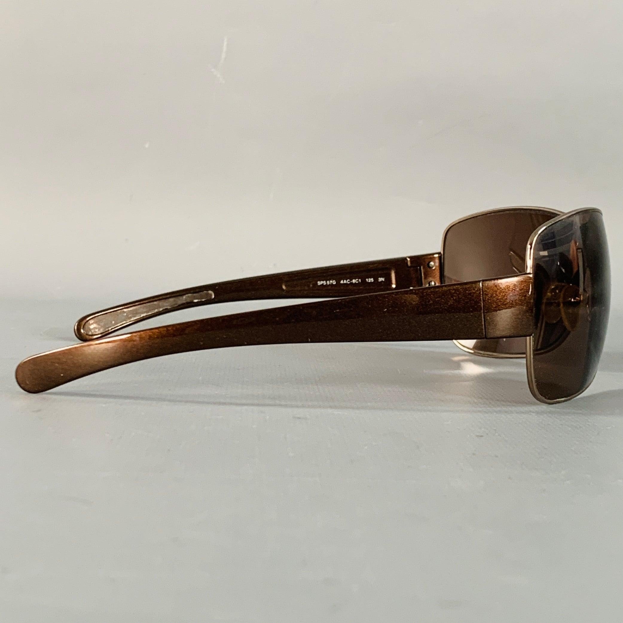 Occhiali da sole Prada
in acetato marrone con dettagli in metallo argentato, design a scudo avvolgente e lenti colorate marroni. Viene fornito con una custodia. Made in Italy.Buone condizioni di usato. Moderati segni di usura. 

Contrassegnato:  