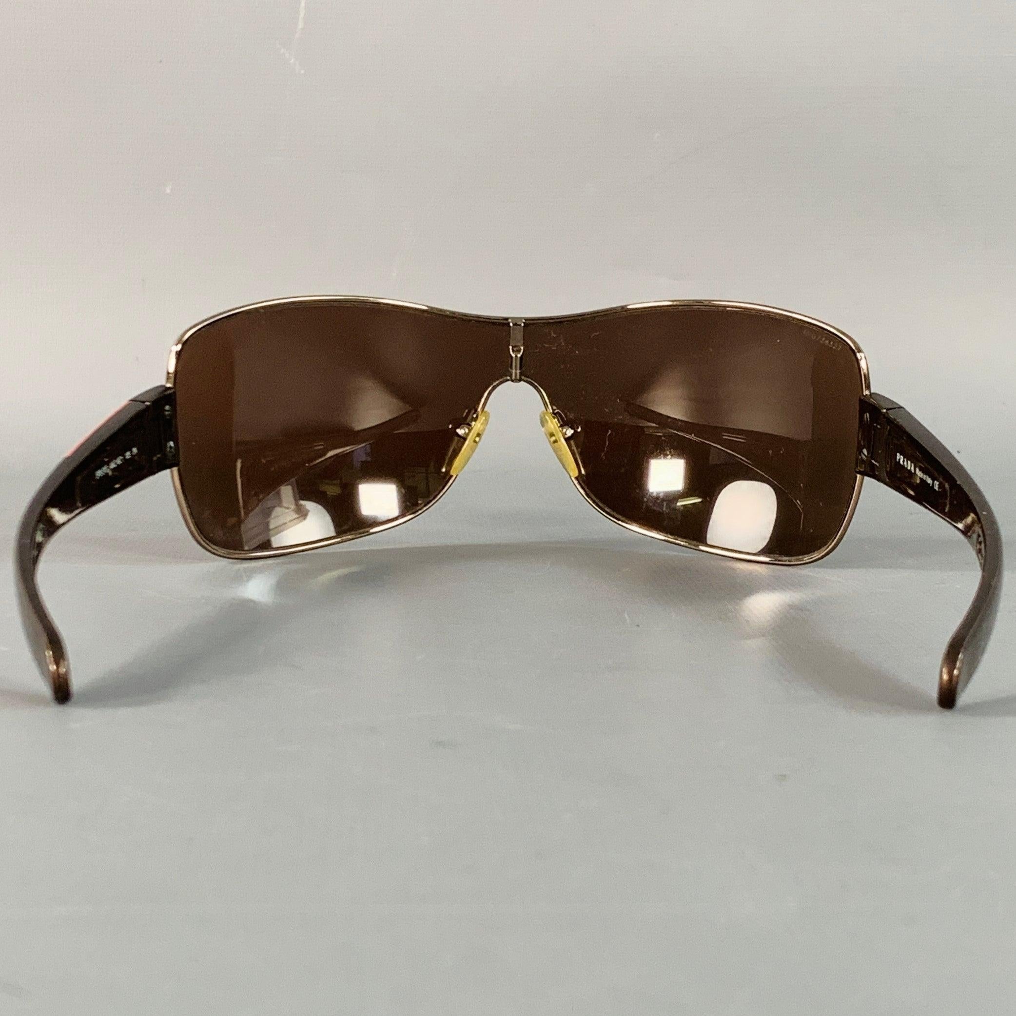 Nero PRADA Occhiali da sole avvolgenti con scudo in acetato marrone e argento in vendita