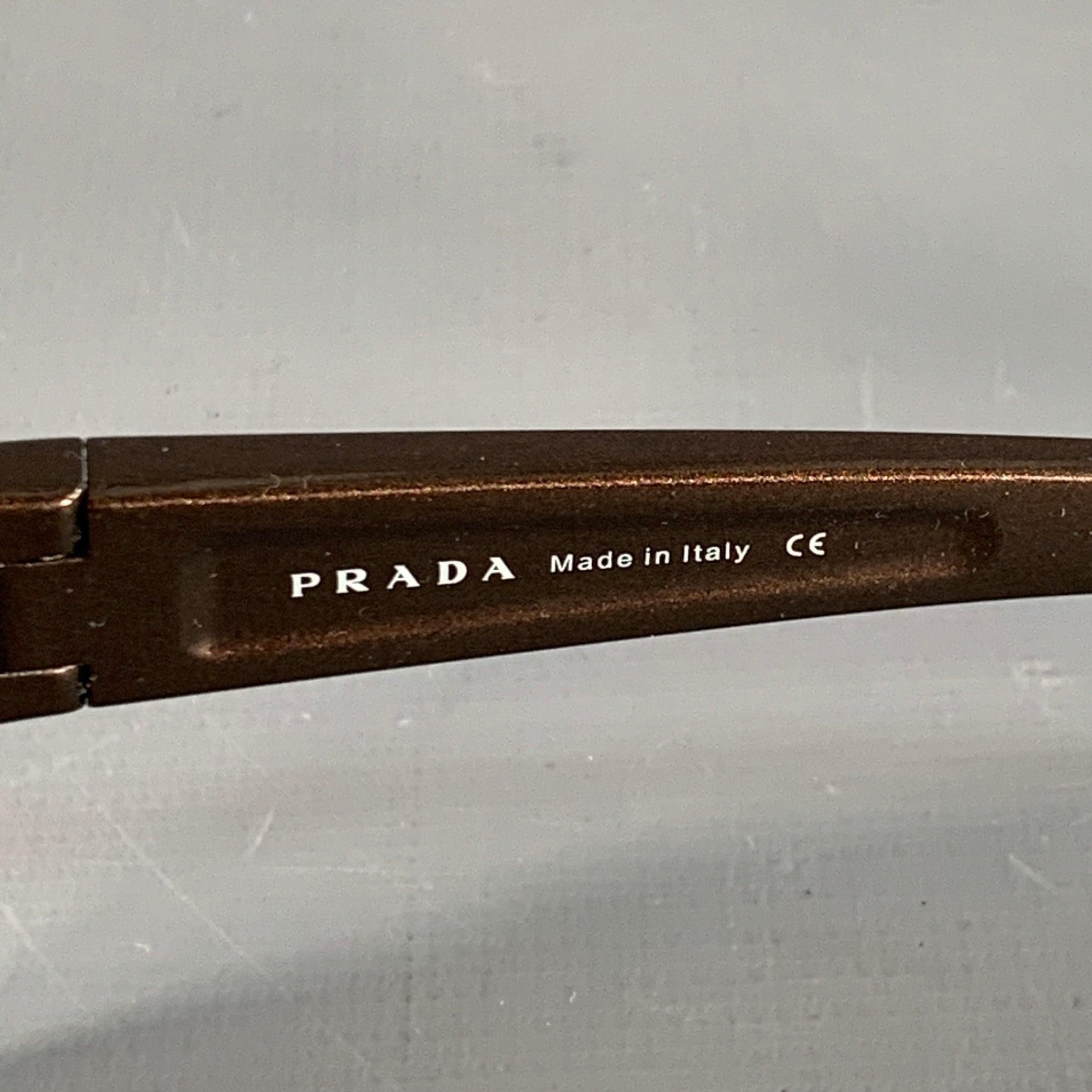 PRADA Occhiali da sole avvolgenti con scudo in acetato marrone e argento in vendita 1