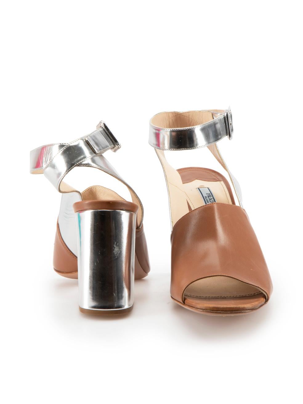 Marrone Prada Sandali con pannelli in pelle marrone e argento misura IT 41 in vendita
