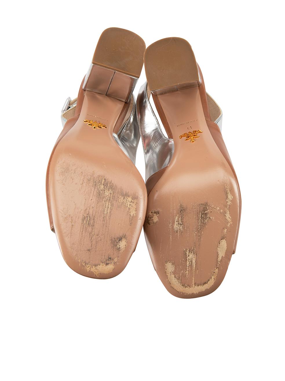 Prada Sandali con pannelli in pelle marrone e argento misura IT 41 In condizioni buone in vendita a London, GB