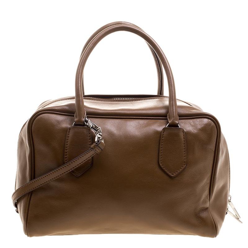 A perfect everyday wear bag to hold all that you need while being sleek and of a practical size, this Prada Double satchel bag is hard to miss. Crafted in brown soft leather, this bag features a box shape with a top zipper closure which opens to a