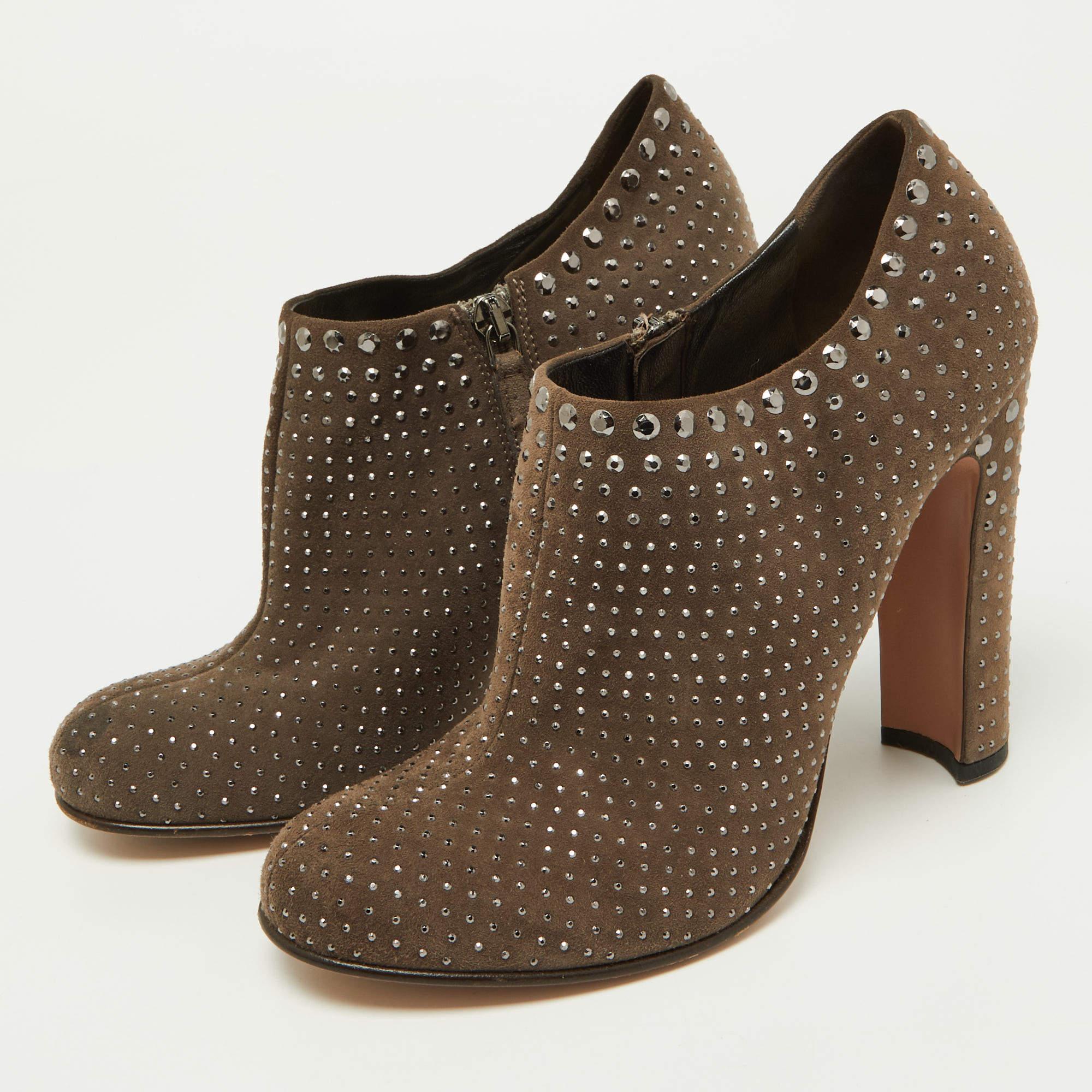 Méticuleusement conçues dans une silhouette élégante, ces bottines sont très élégantes. Elles sont dotées de semelles intérieures confortables et de semelles extérieures durables pour vous durer toute la vie. Ces bottes sont tout simplement