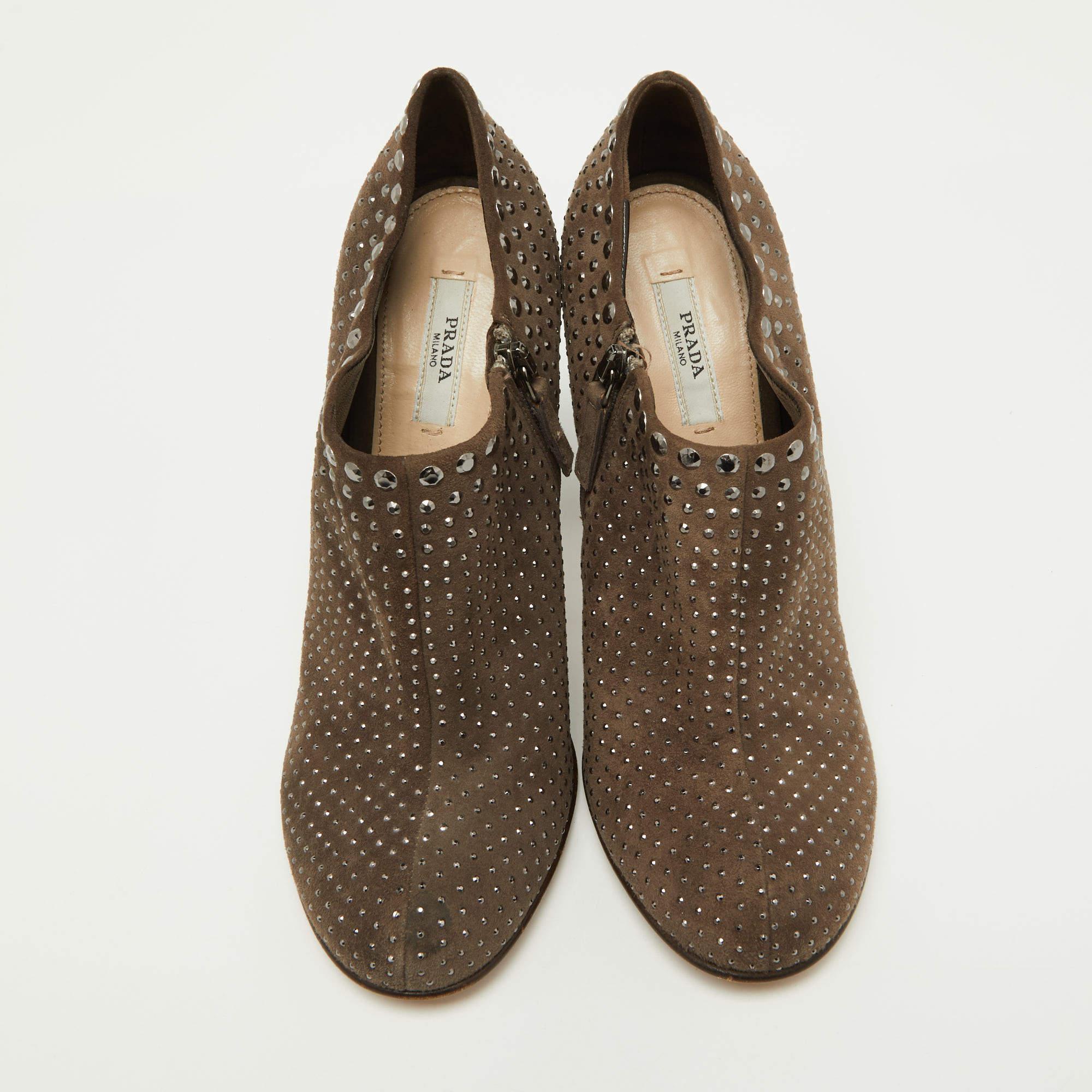 Noir Prada - Bottines en daim cloutées Brown - Taille 38 en vente