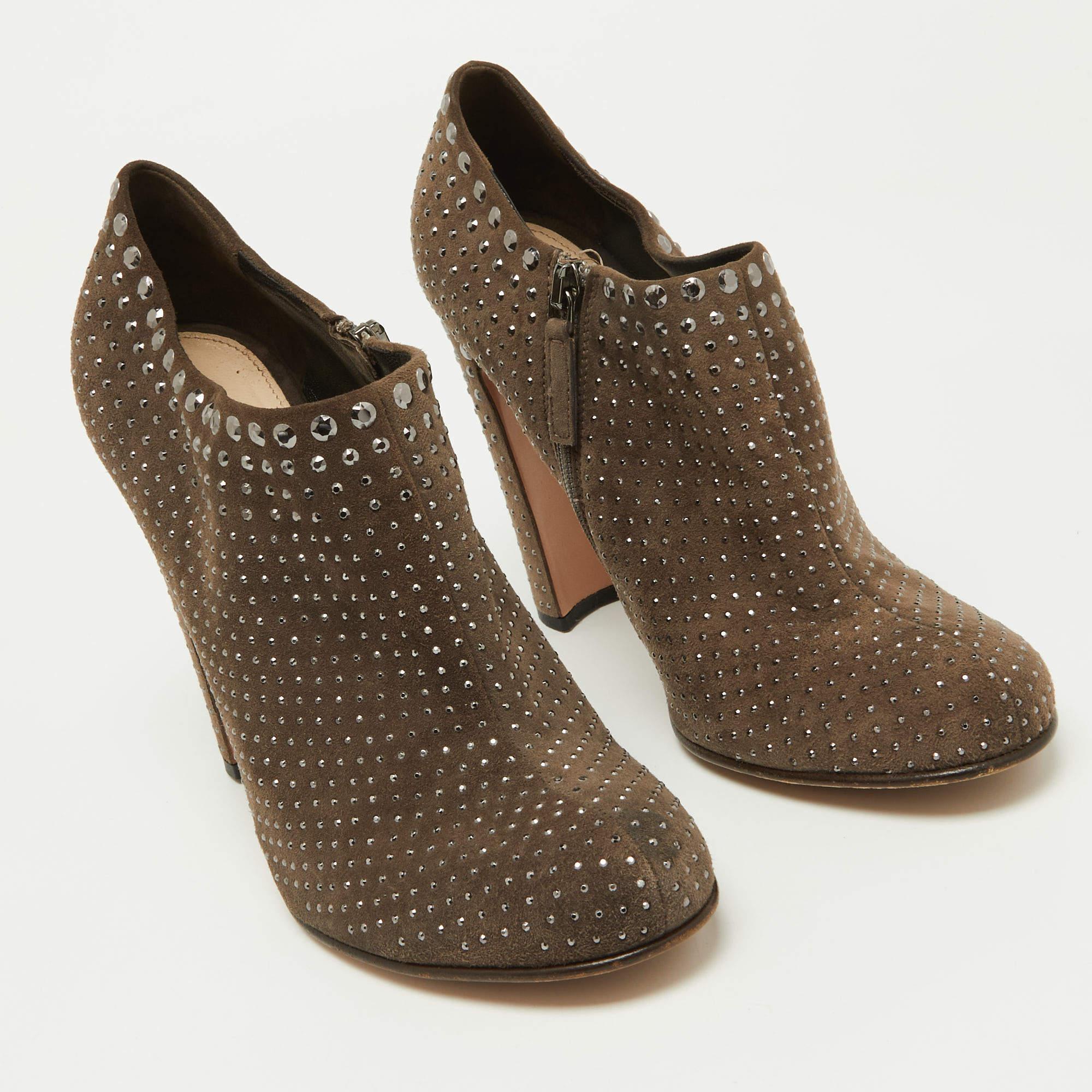 Prada - Bottines en daim cloutées Brown - Taille 38 Bon état - En vente à Dubai, Al Qouz 2