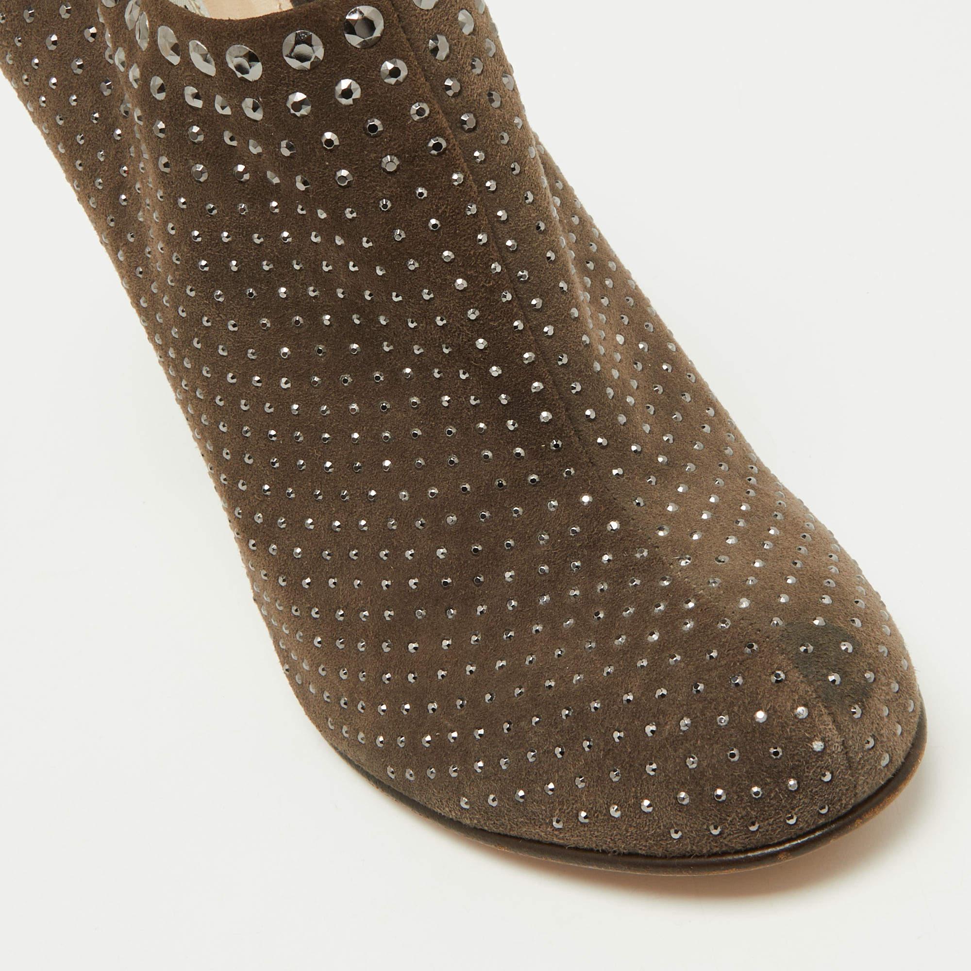 Prada - Bottines en daim cloutées Brown - Taille 38 en vente 2