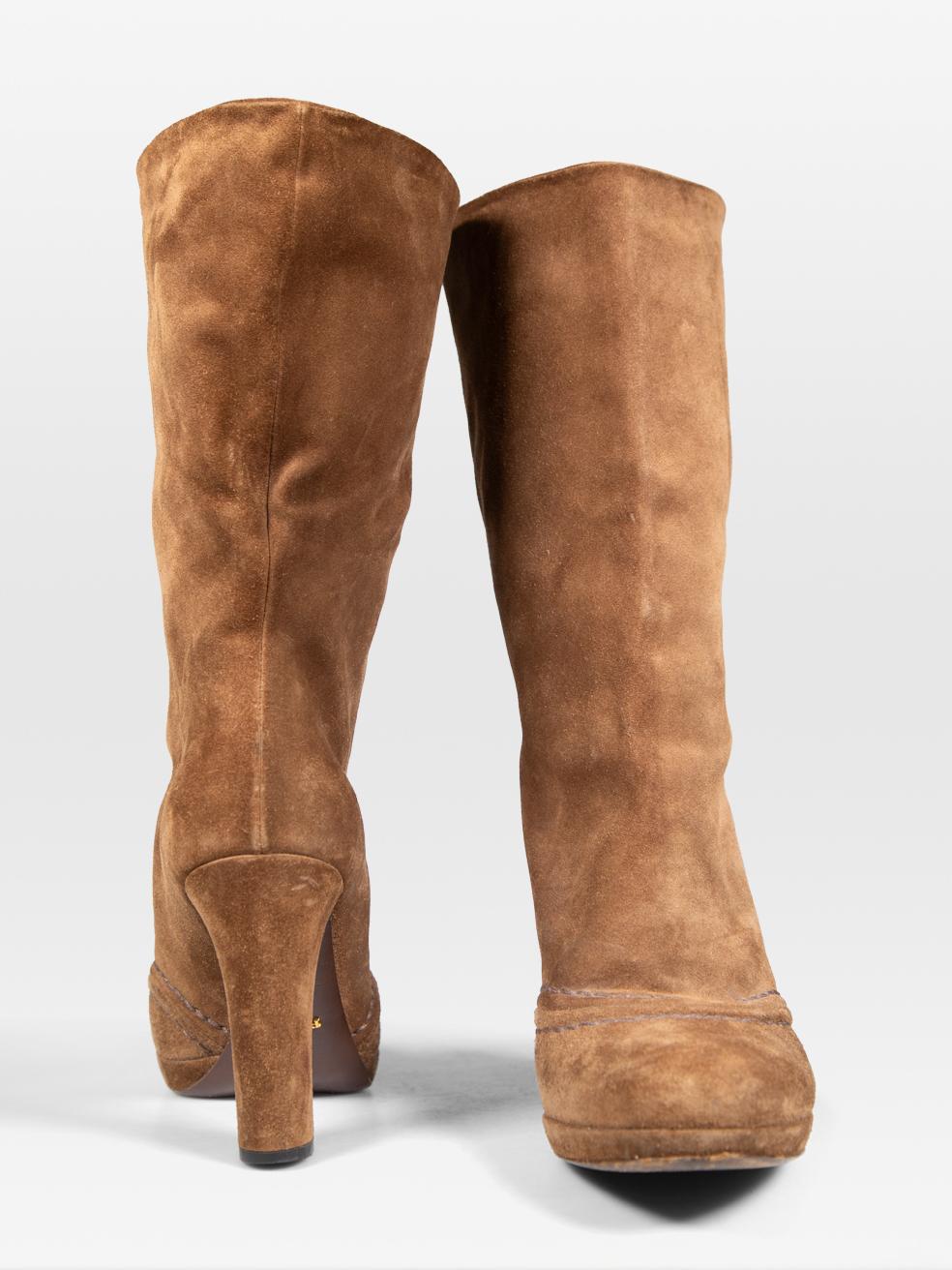 Marron Prada - Bottes à talon en daim marron - Taille 39 en vente