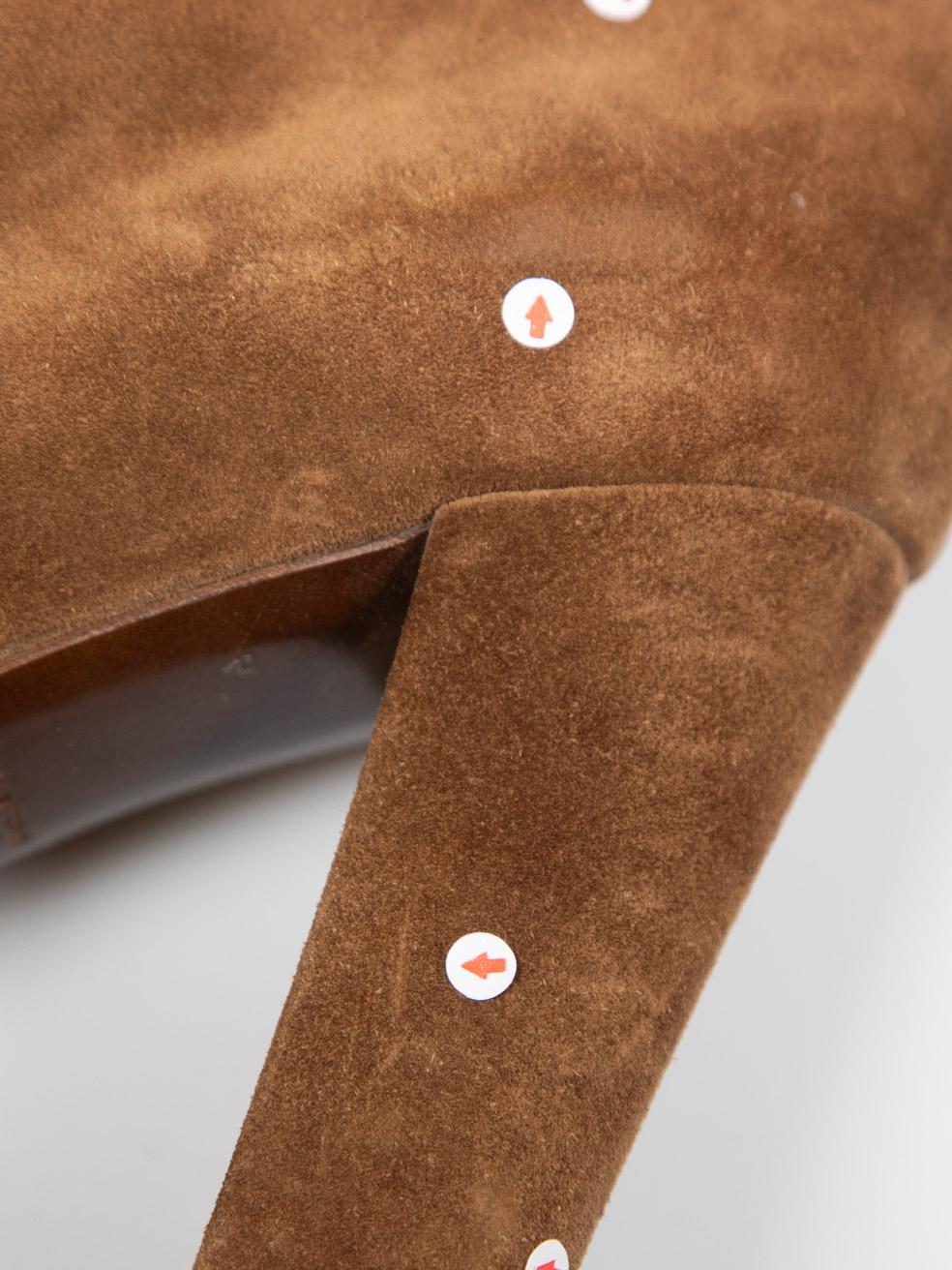 Prada - Bottes à talon en daim marron - Taille 39 en vente 3