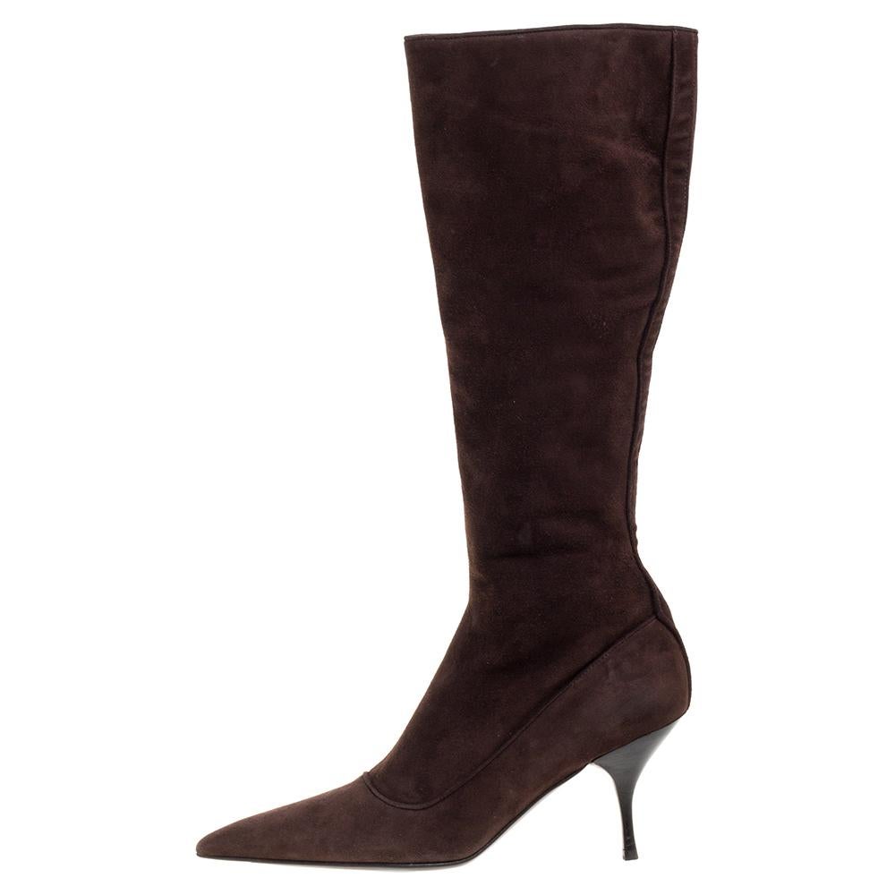 These stylish knee-high boots by Prada are a must-have. Crafted in Italy, they are made of quality suede and come in a lovely shade of brown. They have been styled with pointed toes and feature 8 cm heels. They are endowed with comfortable