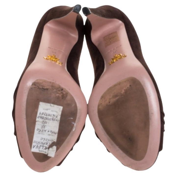 Confectionnée en daim souple et résistant, cette paire d'escarpins vous donnera l'allure d'une diva. Parfaite pour toutes les saisons, cette paire d'escarpins à plateforme Prada est ce qu'il vous faut. Dites adieu à la monotonie et procurez-vous ces