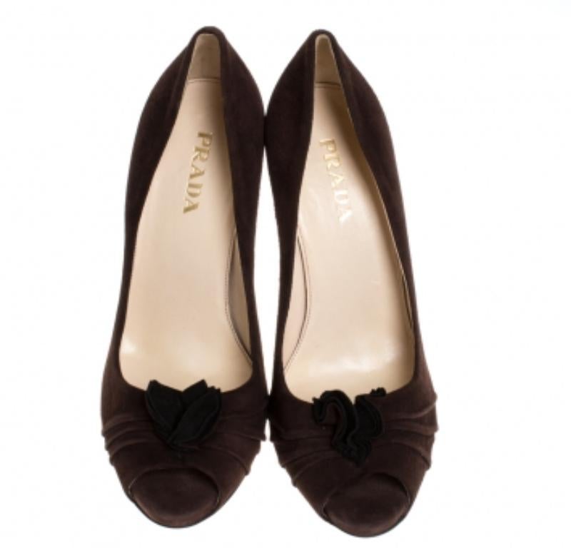 Prada Brown Suede Leather Flower Peep Toe Platform Pumps Size 38 Bon état - En vente à Dubai, Al Qouz 2