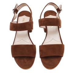 Prada - Sandales à lanières compensées en daim marron avec brides à la cheville, taille 37