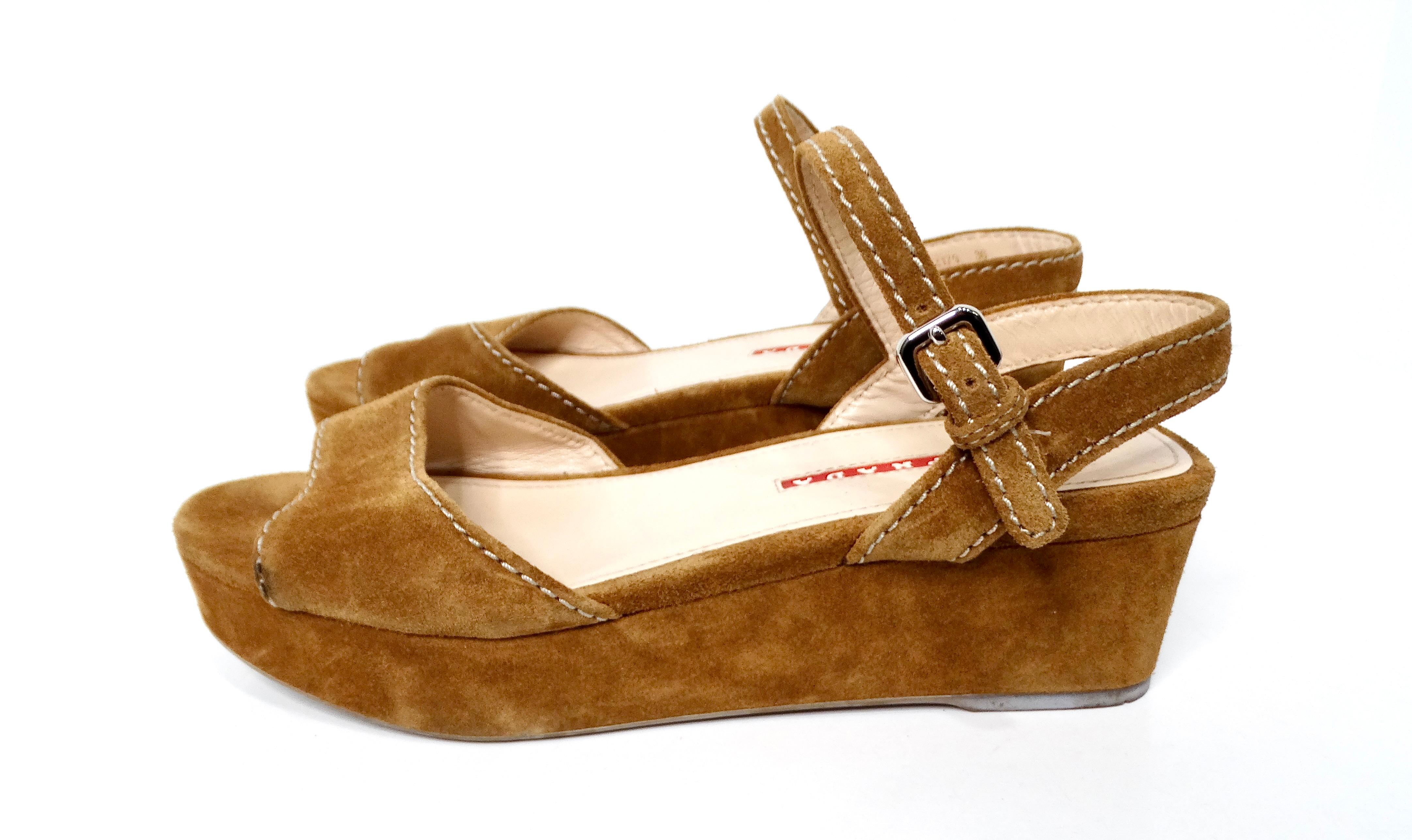 Marrone Sandali con zeppa in pelle scamosciata marrone di Prada in vendita