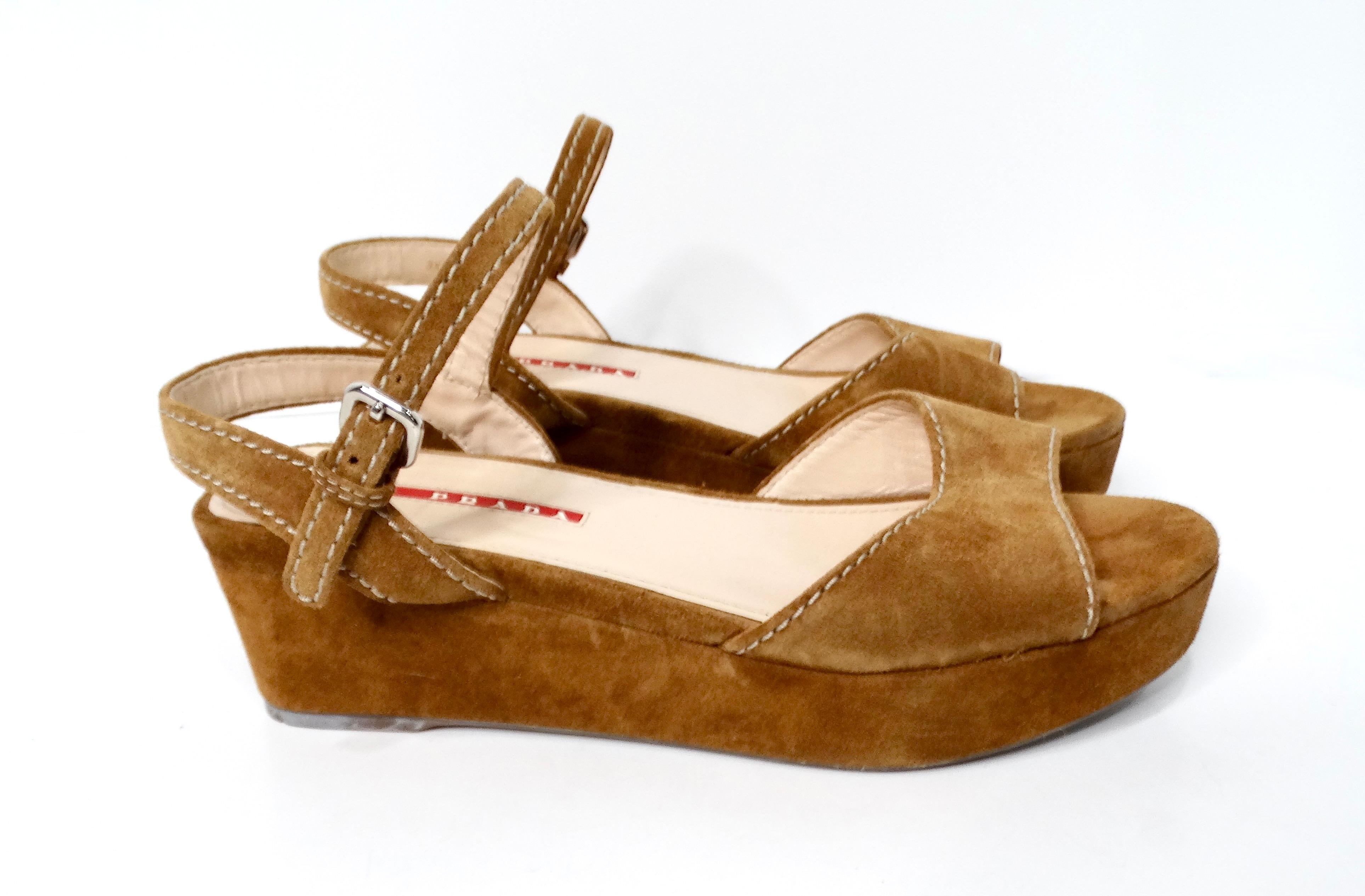 Sandali con zeppa in pelle scamosciata marrone di Prada in vendita 1