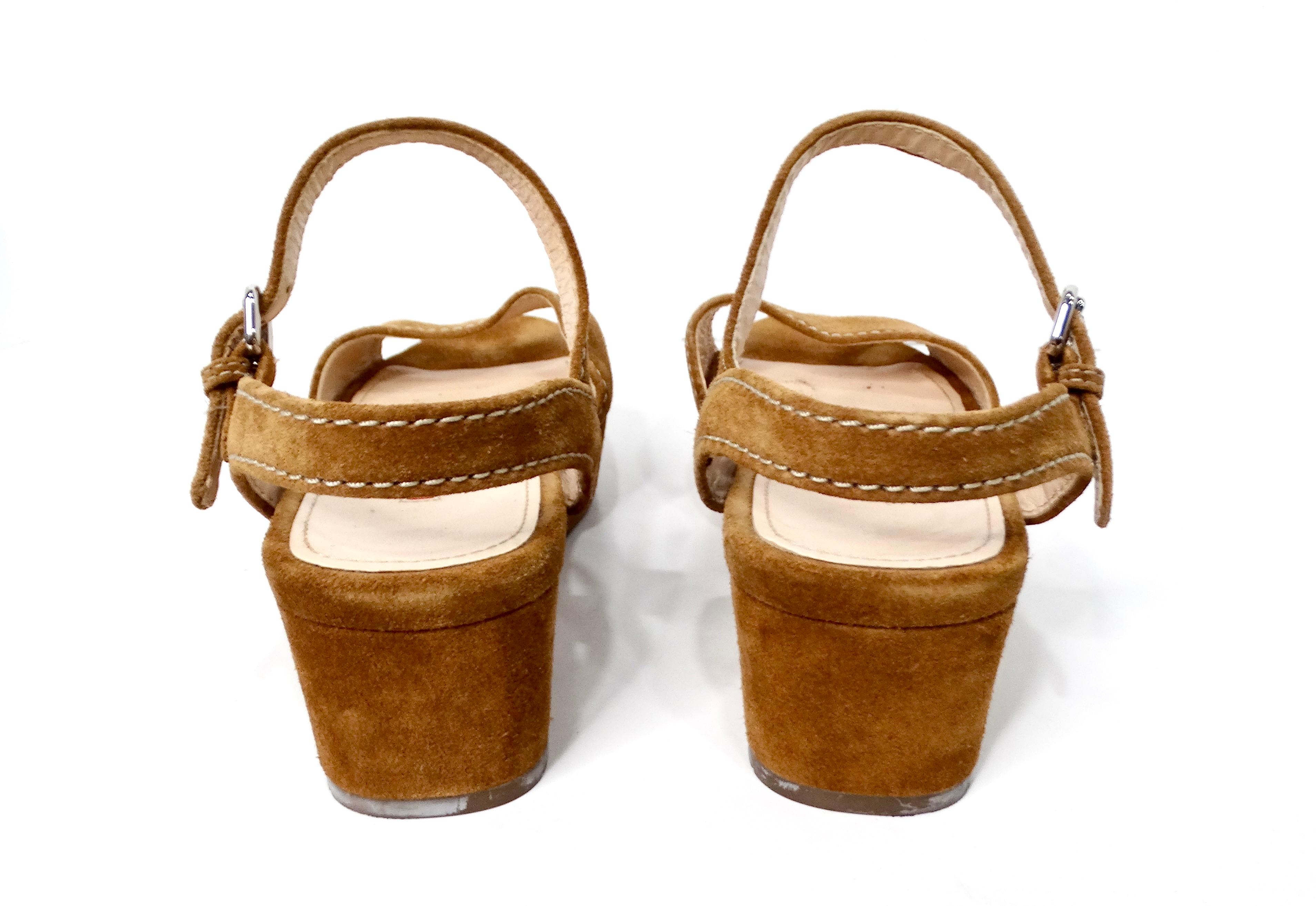 Sandali con zeppa in pelle scamosciata marrone di Prada in vendita 2