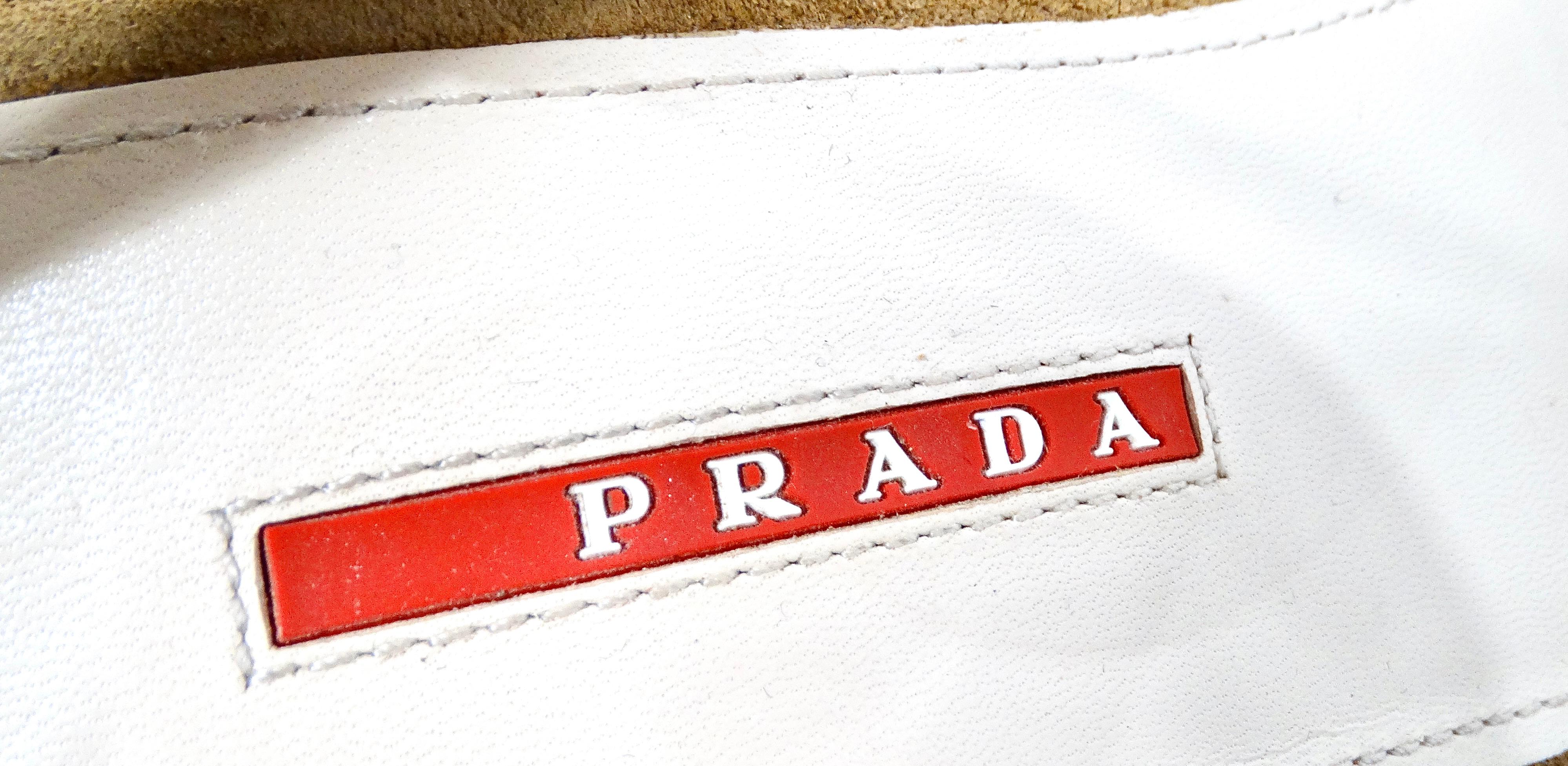 Sandali con zeppa in pelle scamosciata marrone di Prada in vendita 3