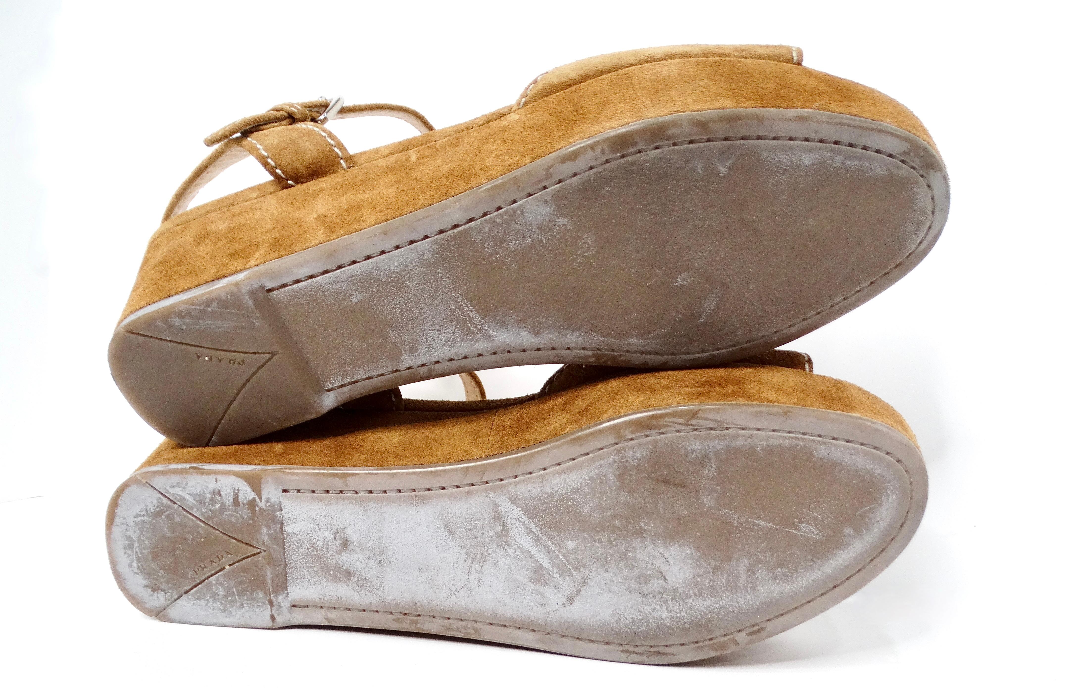 Sandali con zeppa in pelle scamosciata marrone di Prada in vendita 4