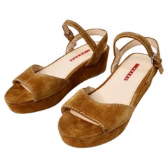 Sandali con zeppa in pelle scamosciata marrone di Prada