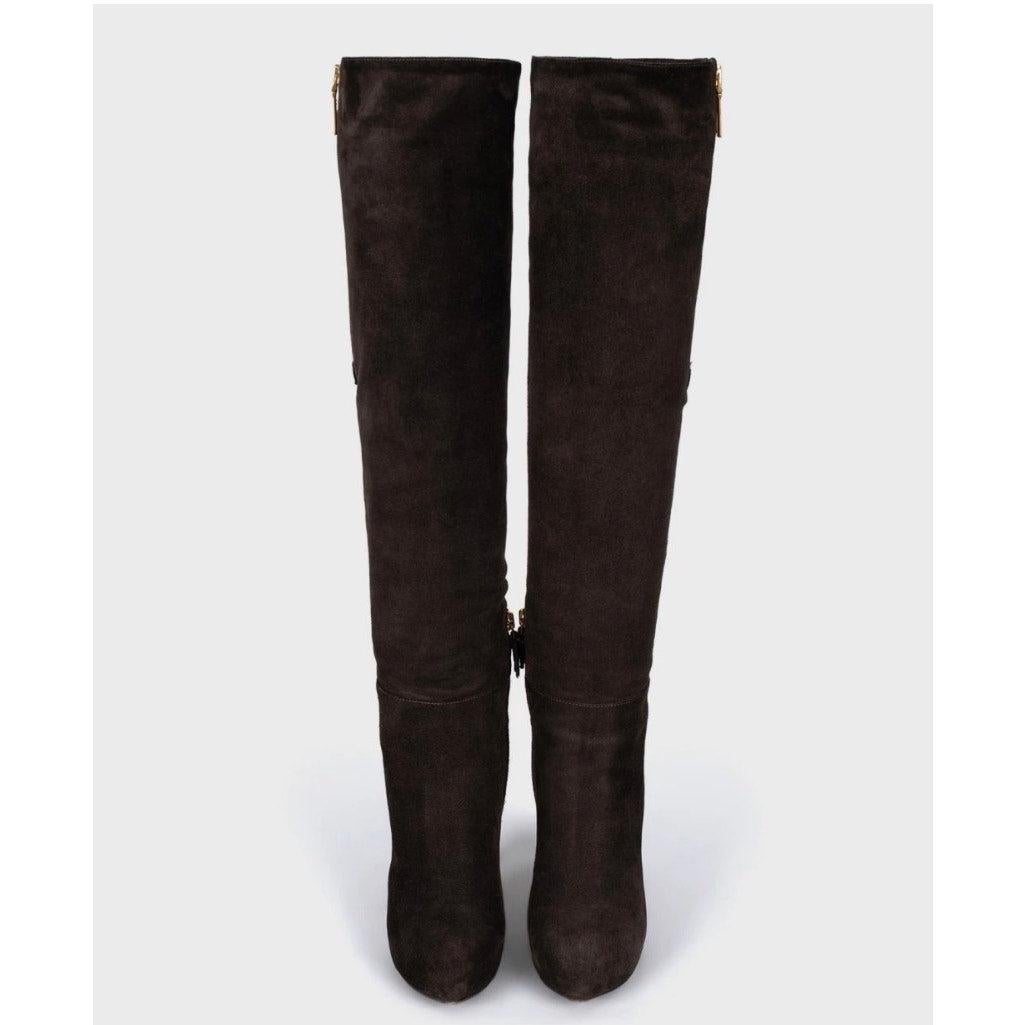 Sortez avec style grâce à ces magnifiques bottes à talon aiguille en daim marron de Prada ! Ces bottes sont une taille 37,5 et s'adaptent à la taille. Elles sont confectionnées de manière experte en daim marron doux et présentent une luxueuse