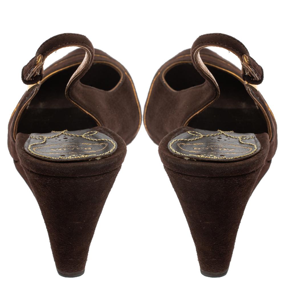 Noir Prada - Sandales compensées à bouts ouverts en daim marron, taille 41 en vente