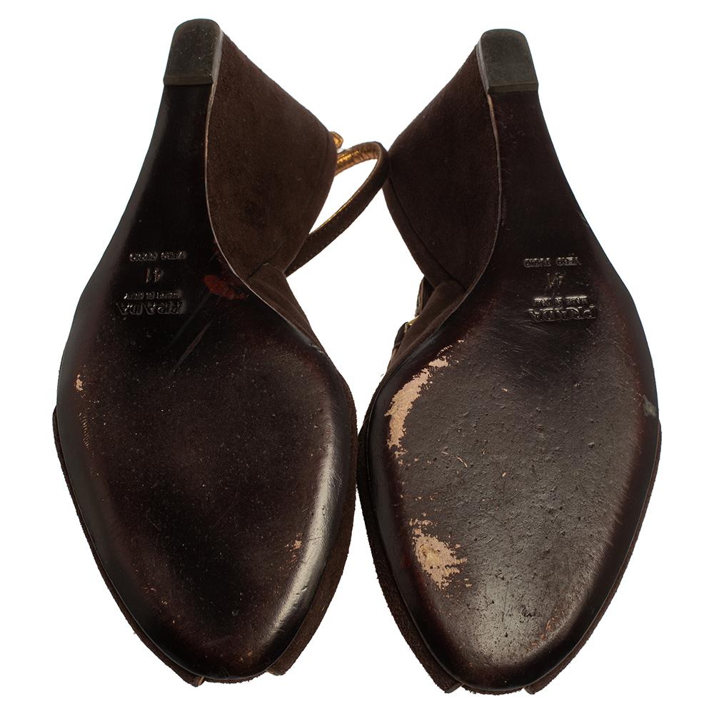 Prada - Sandales compensées à bouts ouverts en daim marron, taille 41 Bon état - En vente à Dubai, Al Qouz 2