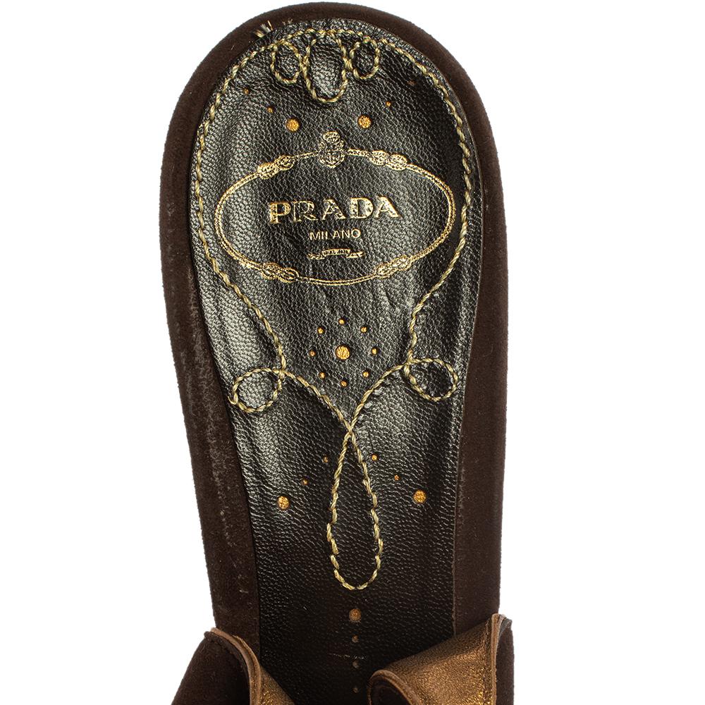 Prada - Sandales compensées à bouts ouverts en daim marron, taille 41 en vente 1