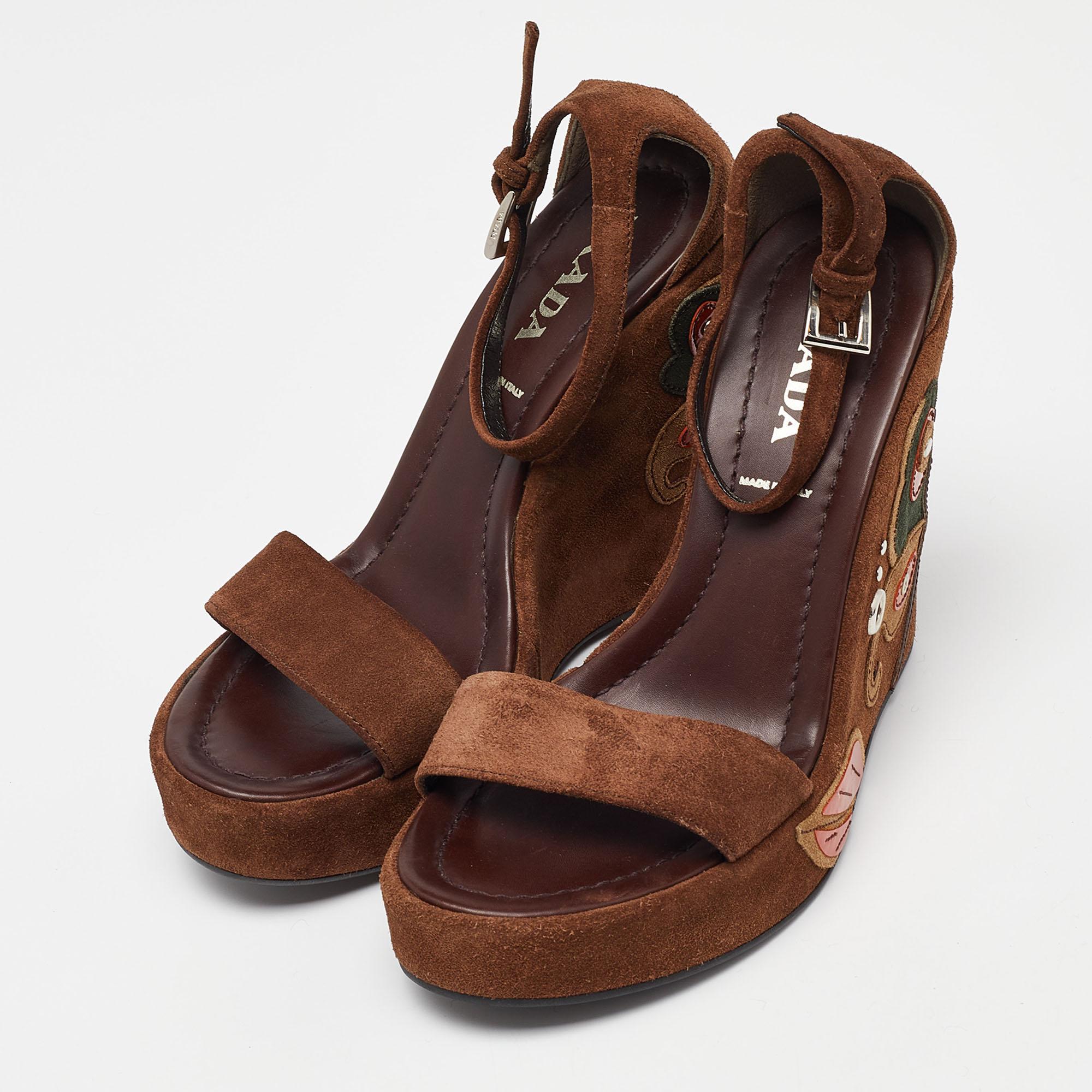 These sandals will offer you both luxury and comfort. Made from quality materials, they come in a versatile shade and are equipped with comfortable insoles.