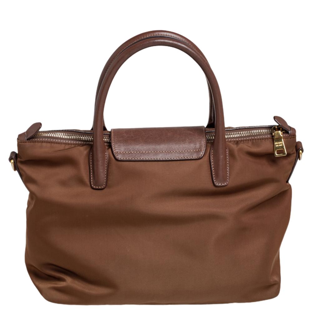 Diese Tasche von Prada ist das ideale Accessoire für jede Gelegenheit. Dieses lässige und raffinierte braune Accessoire ist aus Tessuto-Nylon und Saffiano-Leder gefertigt. Diese Tasche mit Reißverschluss wertet jedes Outfit auf und verleiht Ihnen