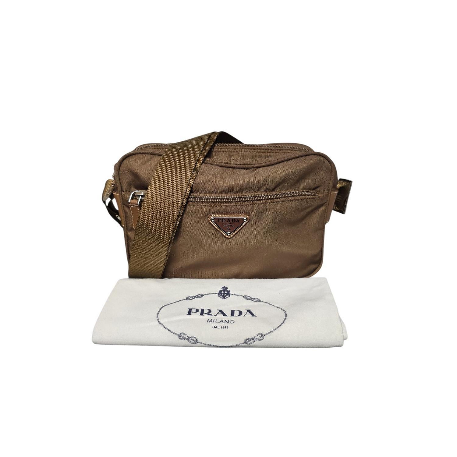 Prada Brown Tessuto Nylon Crossbody Messenger Bag en vente 7