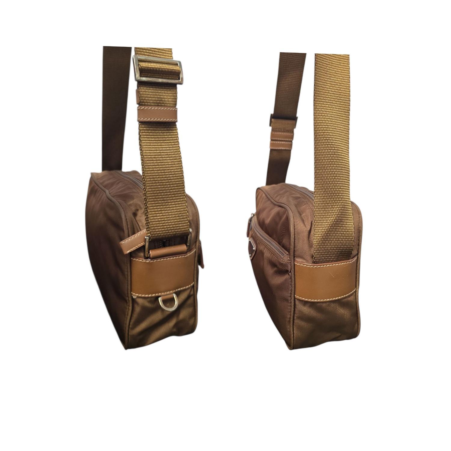 Prada Brown Tessuto Nylon Crossbody Messenger Bag Bon état - En vente à Scottsdale, AZ