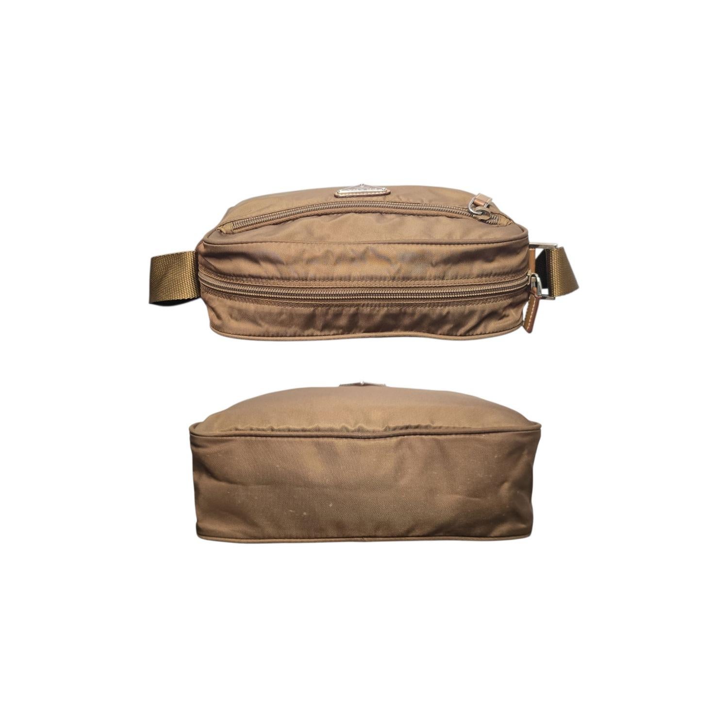 Prada Brown Tessuto Nylon Crossbody Messenger Bag Unisexe en vente