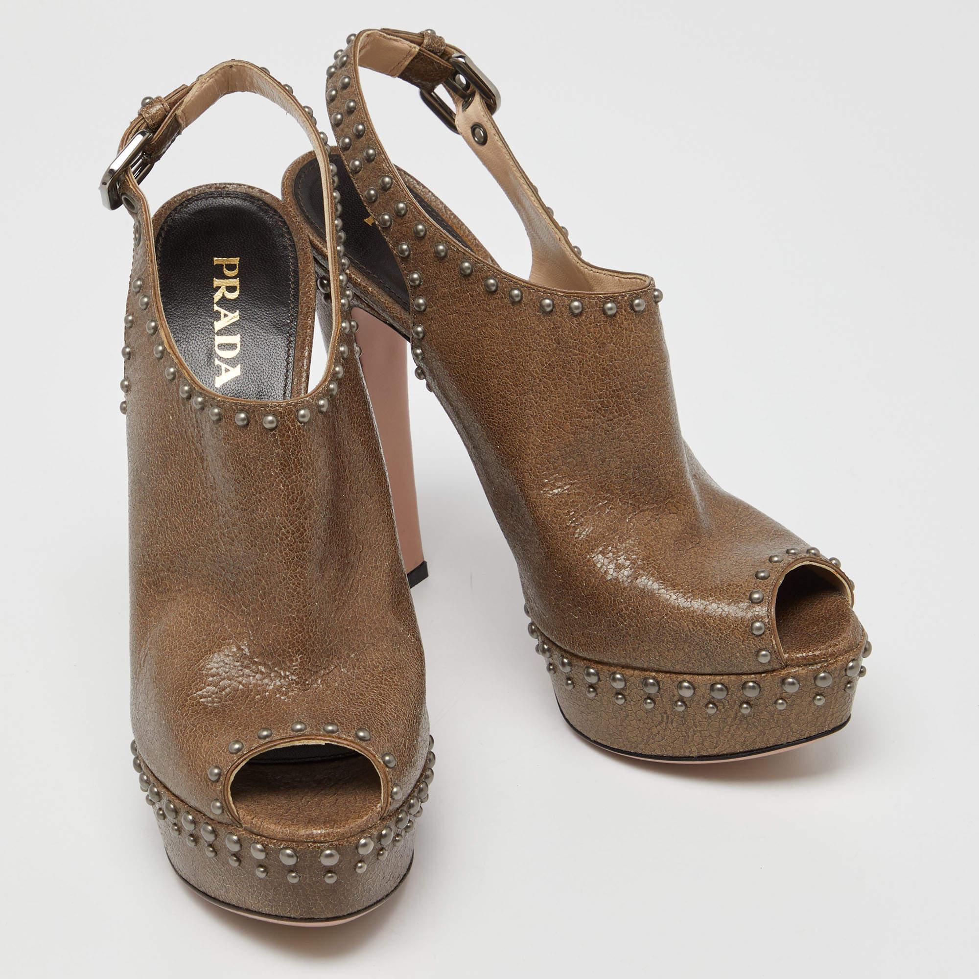 Prada - Sandales à talons compensés en cuir texturé et clouté Brown - Taille 38,5 Bon état - En vente à Dubai, Al Qouz 2
