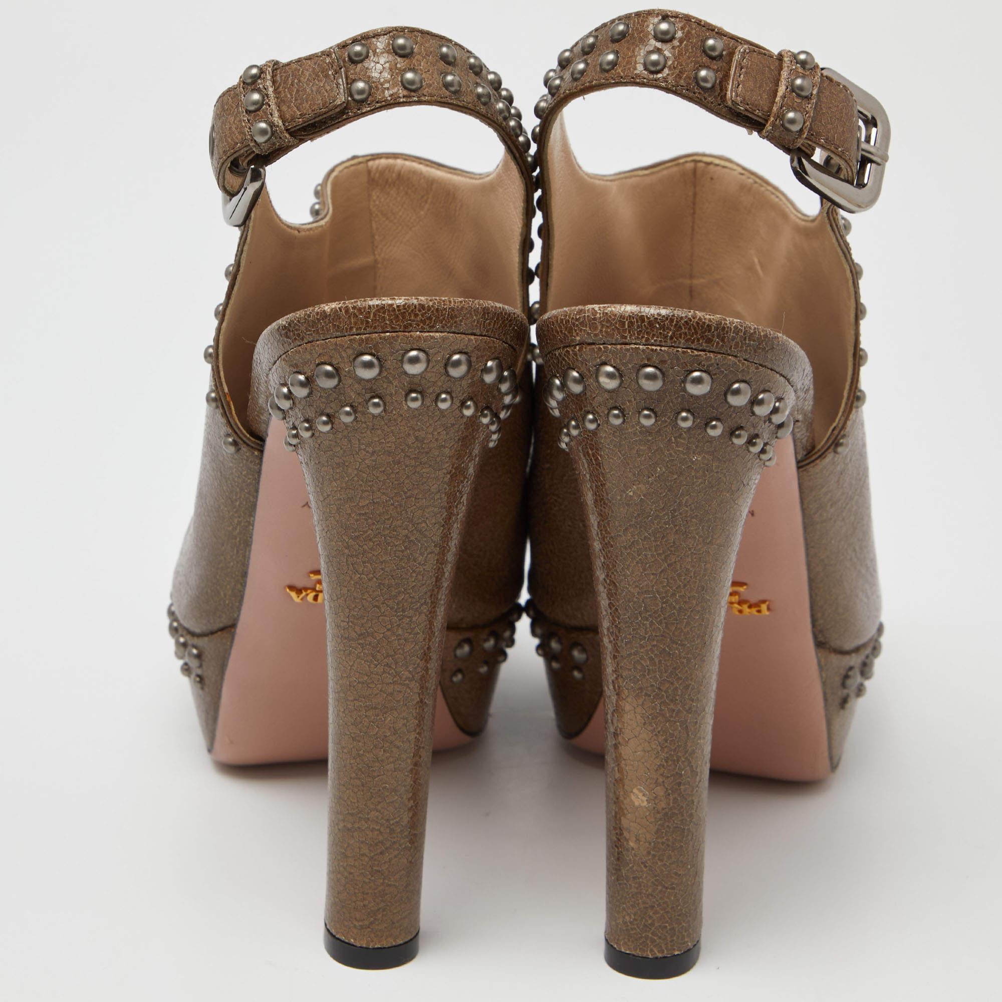 Prada - Sandales à talons compensés en cuir texturé et clouté Brown - Taille 38,5 Pour femmes en vente