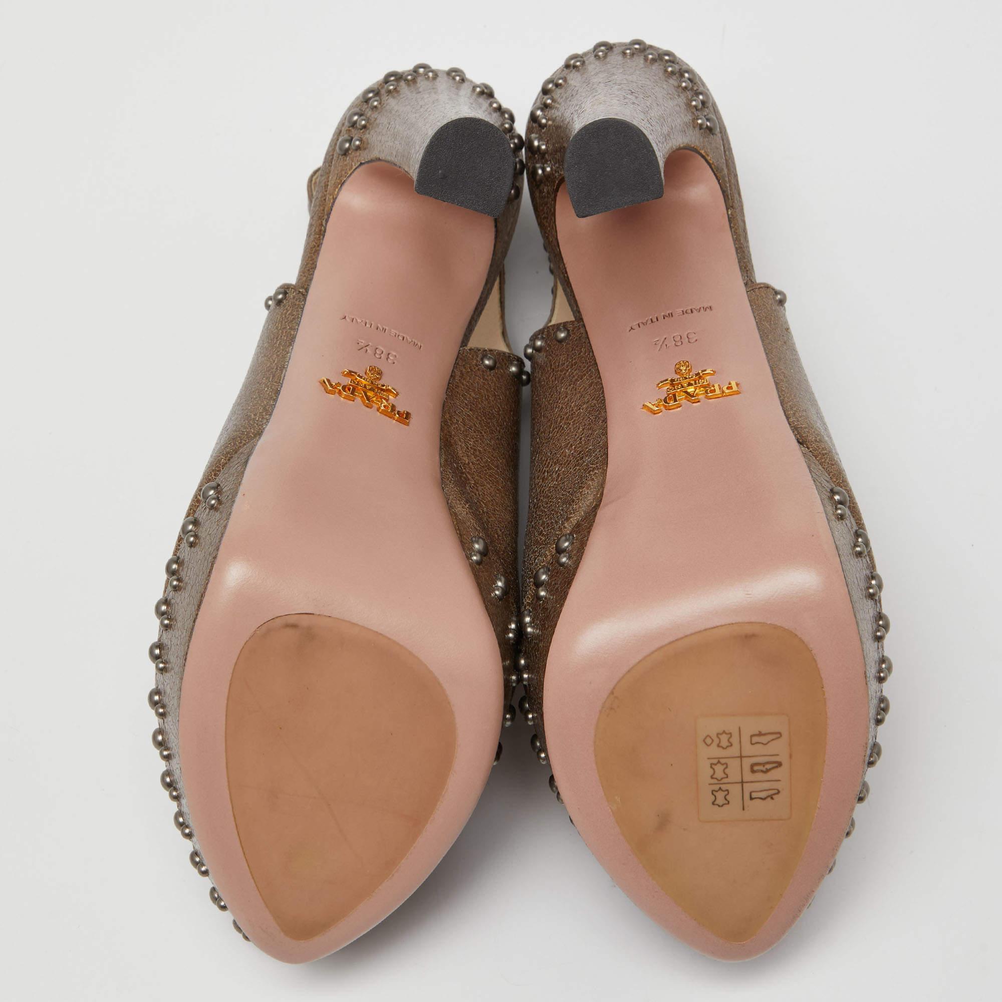 Prada - Sandales à talons compensés en cuir texturé et clouté Brown - Taille 38,5 en vente 1