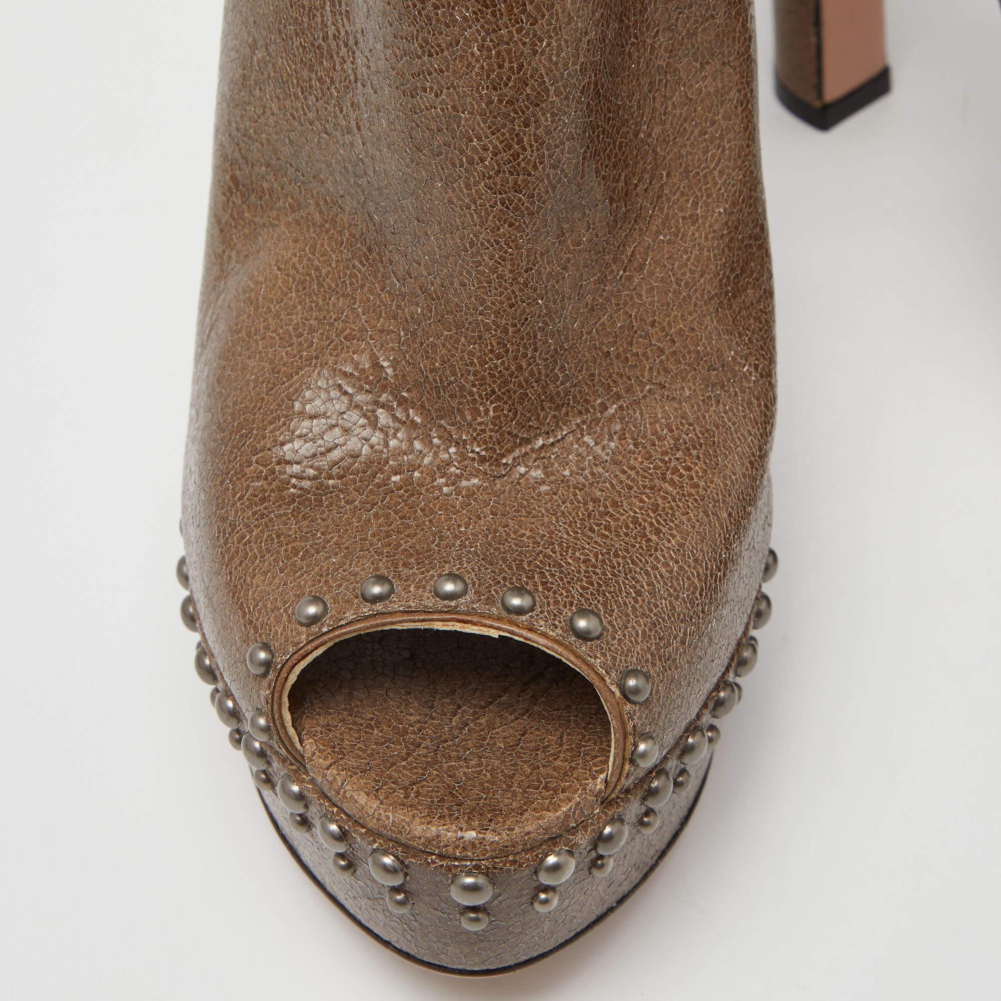 Prada - Sandales à talons compensés en cuir texturé et clouté Brown - Taille 38,5 en vente 2