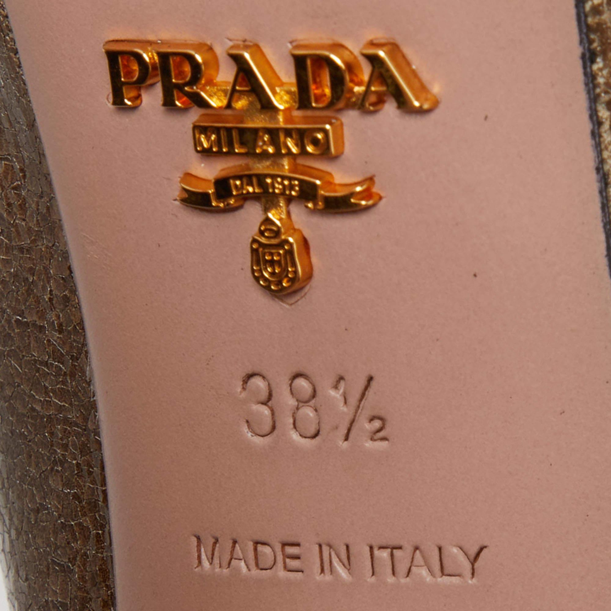 Prada - Sandales à talons compensés en cuir texturé et clouté Brown - Taille 38,5 en vente 3