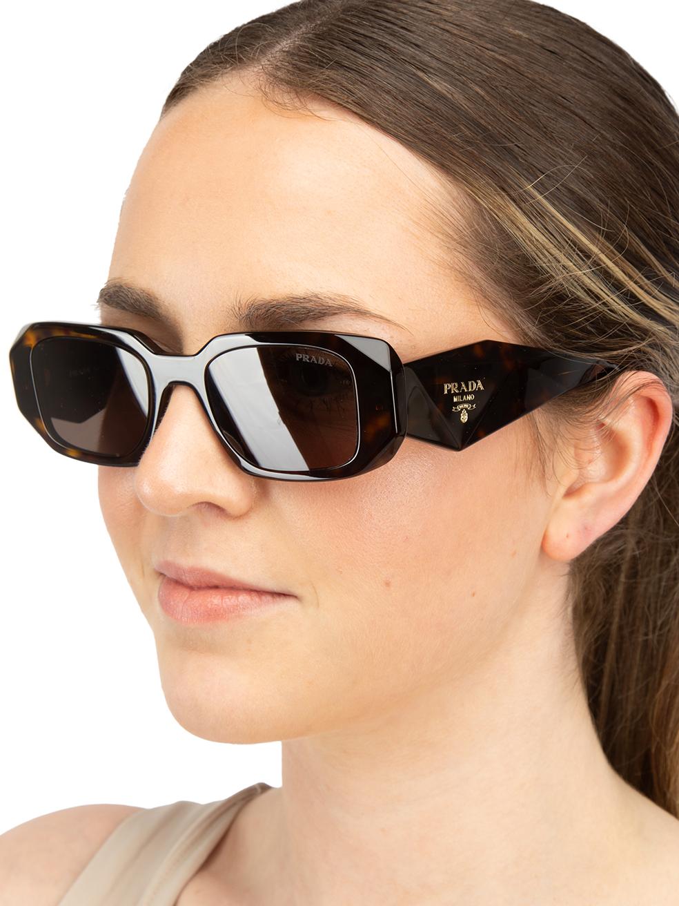 CONDITION is New with tags. No visible wear to sunglasses is evident on this new Prada designer resale item. This item comes with original packaging.
 

 
 Details
 
 
 Model: 0PR 17WS
 
 Brown 
 
 Acetate
 
 Rectangular sunglasses
 
 Brown tinted